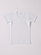 Dieses T-Shirt, gefertigt aus 100% Baumwolle, ist federleicht, weich und äußerst bequem. Die "flanellartige" Innenseite wurde speziell für zarte Kinderhaut konzipiert und bietet ein besonders sanftes Trageerlebnis. Ein großer Vorteil der flanellartigen Innenseite ist, dass die Kinder weniger schwitzen. Ein AMIO Firenze Must-Have für jede Grundausstattung.

Höchste Qualität, bestes Preis-Leistungs-Verhältnis MADE IN ITALY.