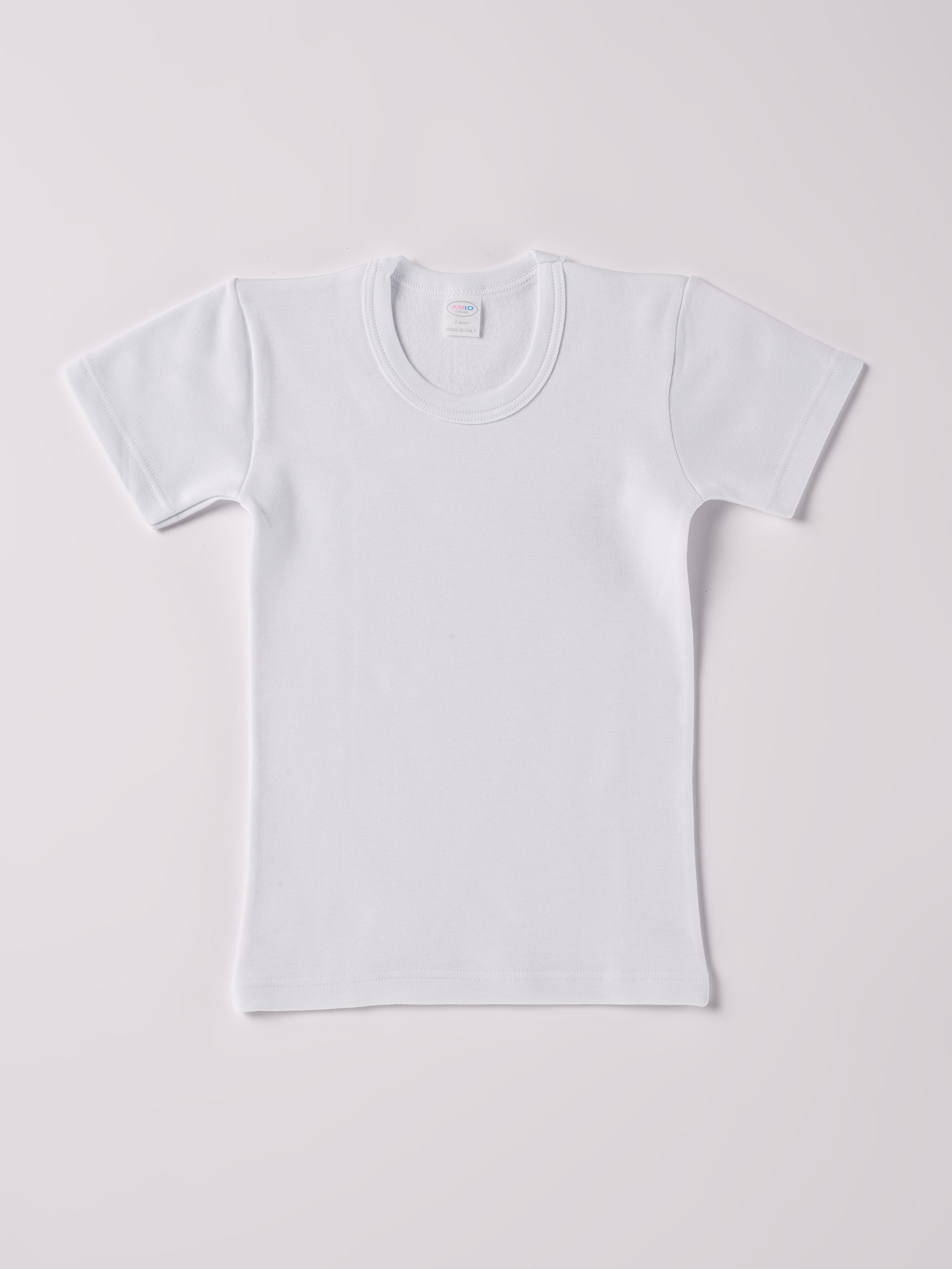Dieses T-Shirt, gefertigt aus 100% Baumwolle, ist federleicht, weich und äußerst bequem. Die "flanellartige" Innenseite wurde speziell für zarte Kinderhaut konzipiert und bietet ein besonders sanftes Trageerlebnis. Ein großer Vorteil der flanellartigen Innenseite ist, dass die Kinder weniger schwitzen. Ein AMIO Firenze Must-Have für jede Grundausstattung.

Höchste Qualität, bestes Preis-Leistungs-Verhältnis MADE IN ITALY.