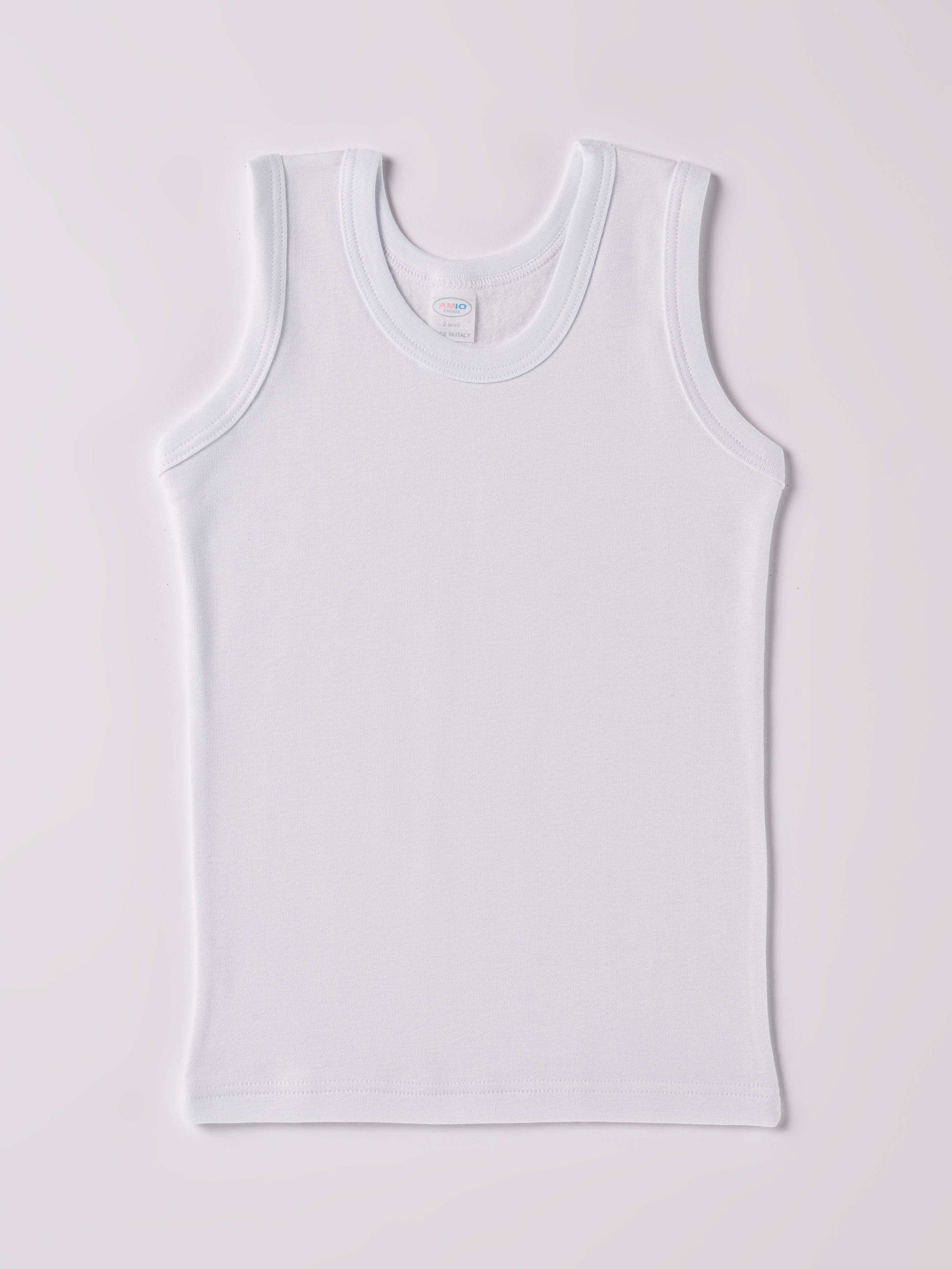 Dieses Unterhemd, gefertigt aus 100% Baumwolle, ist federleicht, weich und äußerst bequem. Die "flanellartige" Innenseite wurde speziell für zarte Kinderhaut konzipiert und bietet ein besonders sanftes Trageerlebnis. Ein großer Vorteil der flanellartigen Innenseite ist, dass die Kinder weniger schwitzen. Ein AMIO Firenze Must-Have für jede Grundausstattung.

Höchste Qualität, bestes Preis-Leistungs-Verhältnis MADE IN ITALY.