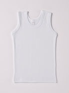 Dieses Unterhemd, gefertigt aus 100% Baumwolle, ist federleicht, weich und äußerst bequem. Die "flanellartige" Innenseite wurde speziell für zarte Kinderhaut konzipiert und bietet ein besonders sanftes Trageerlebnis. Ein großer Vorteil der flanellartigen Innenseite ist, dass die Kinder weniger schwitzen. Ein AMIO Firenze Must-Have für jede Grundausstattung.

Höchste Qualität, bestes Preis-Leistungs-Verhältnis MADE IN ITALY.