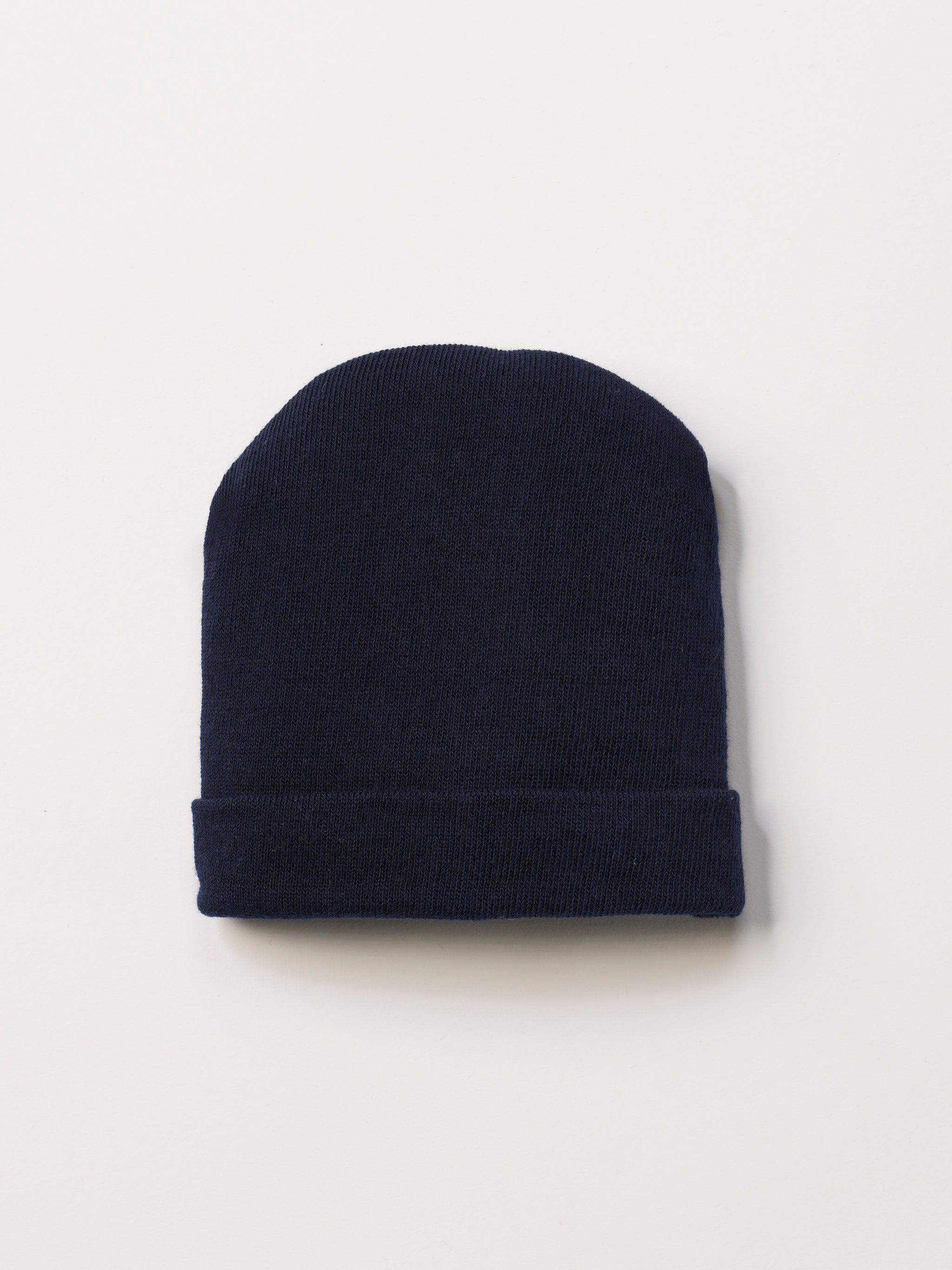 Die weiche und wärmespendende Mütze von AMIO Firenze ist das perfekte Accessoire für die kalte Jahreszeit. Maximaler Tragekomfort, gepaart mit einer herausragenden Passform. Die Materialzusammensetzung macht die Mütze elastisch und lässt diese auch mitwachsen. Der Mützenumschlag lässt sich nach unten klappen, sodass man mindestens eine weitere Größe gewinnt.

Höchste Qualität, bestes Preis-Leistungs-Verhältnis MADE IN ITALY.