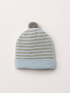 Die weiche und wärmespendende Mütze von AMIO Firenze ist das perfekte Accessoire für die kalte Jahreszeit. Maximaler Tragekomfort, gepaart mit einer herausragenden Passform. Die Materialzusammensetzung macht die Mütze elastisch und lässt diese auch mitwachsen. Der Mützenumschlag lässt sich nach unten klappen, sodass man mindestens eine weitere Größe gewinnt.

Höchste Qualität, bestes Preis-Leistungs-Verhältnis MADE IN ITALY.