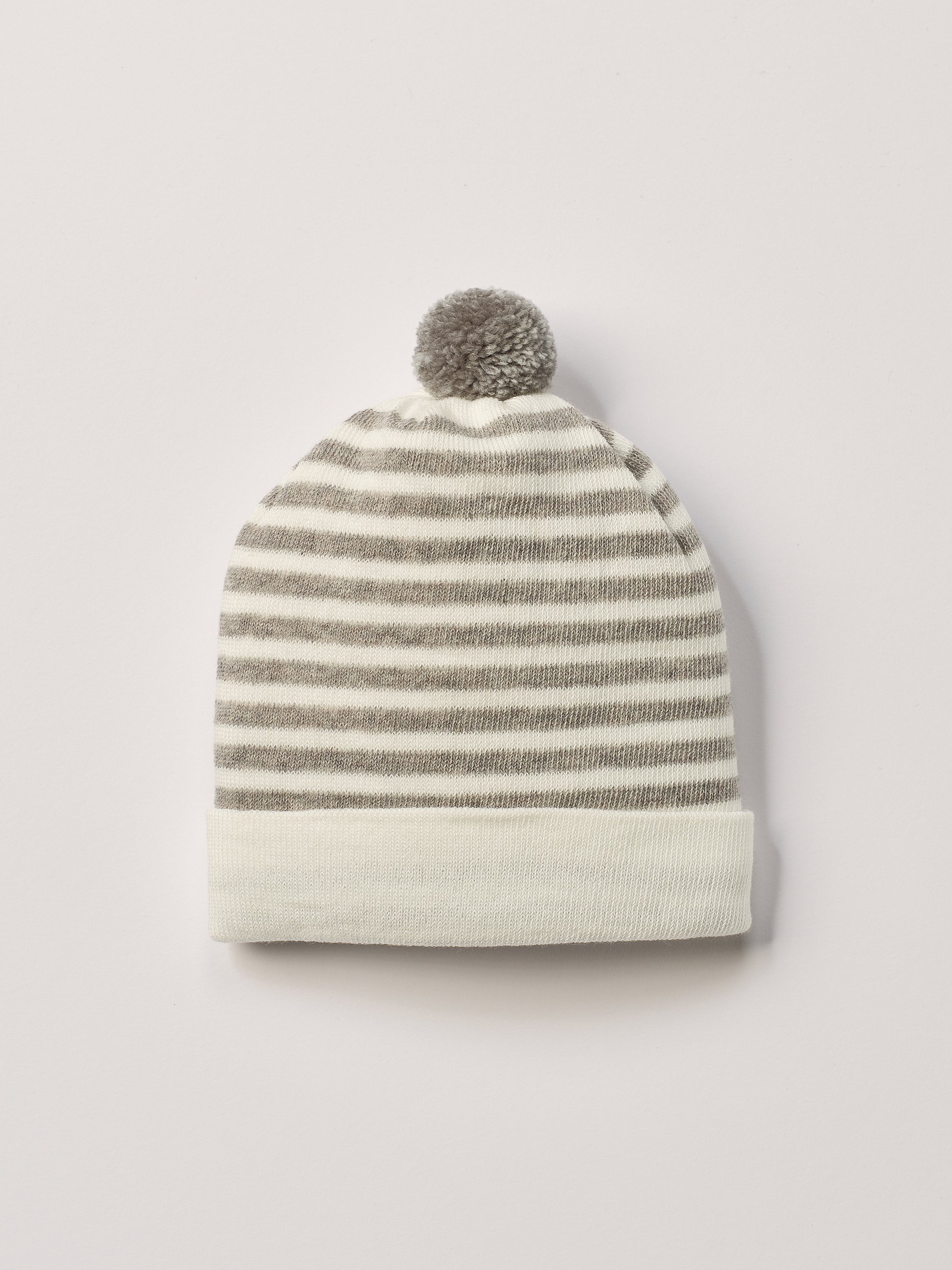 Die weiche und wärmespendende Mütze von AMIO Firenze ist das perfekte Accessoire für die kalte Jahreszeit. Maximaler Tragekomfort, gepaart mit einer herausragenden Passform. Die Materialzusammensetzung macht die Mütze elastisch und lässt diese auch mitwachsen. Der Mützenumschlag lässt sich nach unten klappen, sodass man mindestens eine weitere Größe gewinnt.

Höchste Qualität, bestes Preis-Leistungs-Verhältnis MADE IN ITALY.