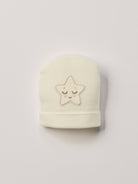 Die weiche und wärmespendende Mütze von AMIO Firenze ist das perfekte Accessoire für die kalte Jahreszeit. Maximaler Tragekomfort, gepaart mit einer herausragenden Passform. Das Sternmotiv mit Smiley verleiht der Mütze einen besonders niedlichen Charme.&nbsp;Die Materialzusammensetzung macht die Mütze elastisch und lässt diese auch mitwachsen. Der Mützenumschlag lässt sich nach unten klappen, sodass man mindestens eine weitere Größe gewinnt.

Höchste Qualität, bestes Preis-Leistungs-Verhältnis MADE IN ITALY