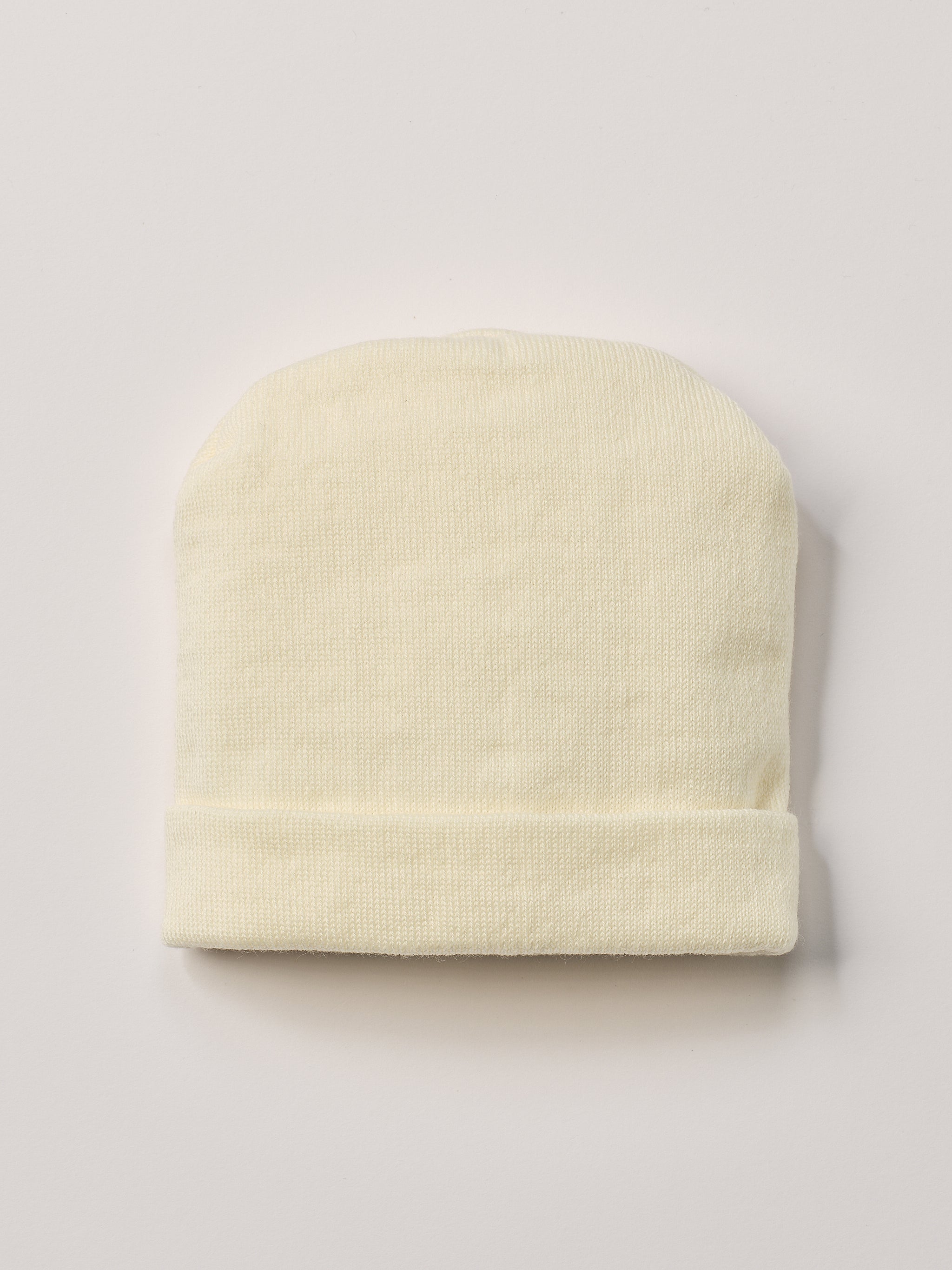 Die weiche und wärmespendende Strickmütze von AMIO Firenze ist das perfekte Accessoire für die kalte Jahreszeit. Maximaler Tragekomfort, gepaart mit einer herausragenden Passform. Die Materialzusammensetzung macht die Mütze elastisch und lässt diese auch mitwachsen. Der Mützenumschlag lässt sich auch nach unten klappen, sodass man mindestens eine weitere Größe gewinnt.

Höchste Qualität, bestes Preis-Leistungs-Verhältnis MADE IN ITALY.