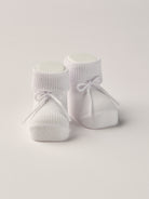 Die weißen Baby Booties&nbsp;ähneln klassischen Tennissocken und eignen sich perfekt als Geschenk für Babypartys oder als süße Schwangerschaftsankündigung für Freunde und Verwandte. Die feine Schnürung bietet besonderen Halt am Fuß. Unsere Scarpine werden in einer ansprechenden Geschenkbox präsentiert.&nbsp;

Höchste Qualität, bestes Preis-Leistungs-Verhältnis MADE IN ITALY.