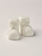 Die creme Baby Booties ähneln klassischen Tennissocken und eignen sich perfekt als Geschenk für Babypartys oder als süße Schwangerschaftsankündigung für Freunde und Verwandte. Die feine Schnürung bietet besonderen Halt am Fuß. Unsere Scarpine werden in einer ansprechenden Geschenkbox präsentiert.&nbsp;

Höchste Qualität, bestes Preis-Leistungs-Verhältnis MADE IN ITALY.
