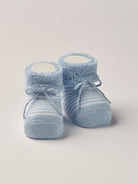 Die gestreiften, flauschigen Baby Booties eignen sich perfekt als Geschenk für Babypartys oder als süße Schwangerschaftsankündigung für Freunde und Verwandte. Die feine Schnürung bietet besonderen Halt am Fuß. Unsere Scarpine werden in einer ansprechenden Geschenkbox präsentiert.&nbsp;

Höchste Qualität, bestes Preis-Leistungs-Verhältnis MADE IN ITALY.