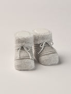 Die gestreiften, flauschigen Baby Booties eignen sich perfekt als Geschenk für Babypartys oder als süße Schwangerschaftsankündigung für Freunde und Verwandte. Die feine Schnürung bietet besonderen Halt am Fuß. Unsere Scarpine werden in einer ansprechenden Geschenkbox präsentiert.&nbsp;

Höchste Qualität, bestes Preis-Leistungs-Verhältnis MADE IN ITALY.