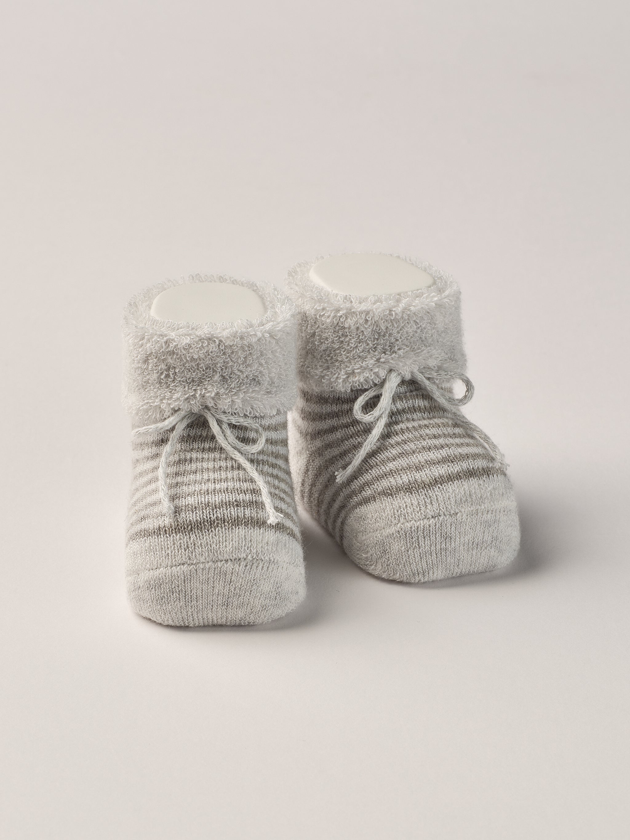 Die gestreiften, flauschigen Baby Booties eignen sich perfekt als Geschenk für Babypartys oder als süße Schwangerschaftsankündigung für Freunde und Verwandte. Die feine Schnürung bietet besonderen Halt am Fuß. Unsere Scarpine werden in einer ansprechenden Geschenkbox präsentiert.&nbsp;

Höchste Qualität, bestes Preis-Leistungs-Verhältnis MADE IN ITALY.