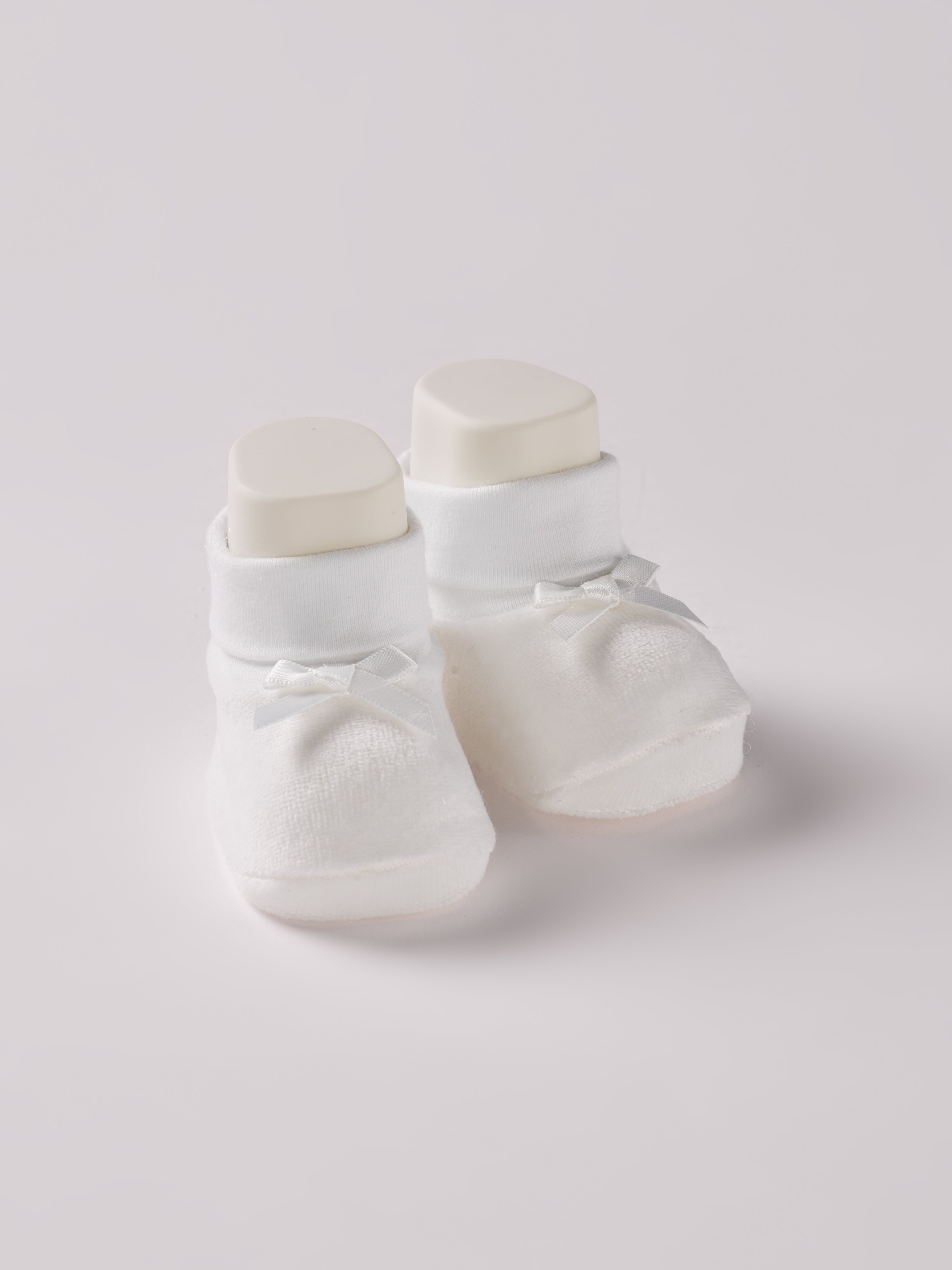 Die Baby Booties verfügen über niedliche Schleifen und eignen sich perfekt als Geschenk für Babypartys, als süße Schwangerschaftsankündigung für Freunde und Verwandte, als Accessoire für Taufen, Hochzeiten und Feierlichkeiten. Unsere Scarpine werden in einer ansprechenden Geschenkbox präsentiert.&nbsp;

Höchste Qualität, bestes Preis-Leistungs-Verhältnis MADE IN ITALY.