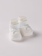 Die Baby Booties verfügen über niedliche Schleifen und eignen sich perfekt als Geschenk für Babypartys, als süße Schwangerschaftsankündigung für Freunde und Verwandte, als Accessoire für Taufen, Hochzeiten und Feierlichkeiten. Unsere Scarpine werden in einer ansprechenden Geschenkbox präsentiert.&nbsp;

Höchste Qualität, bestes Preis-Leistungs-Verhältnis MADE IN ITALY.