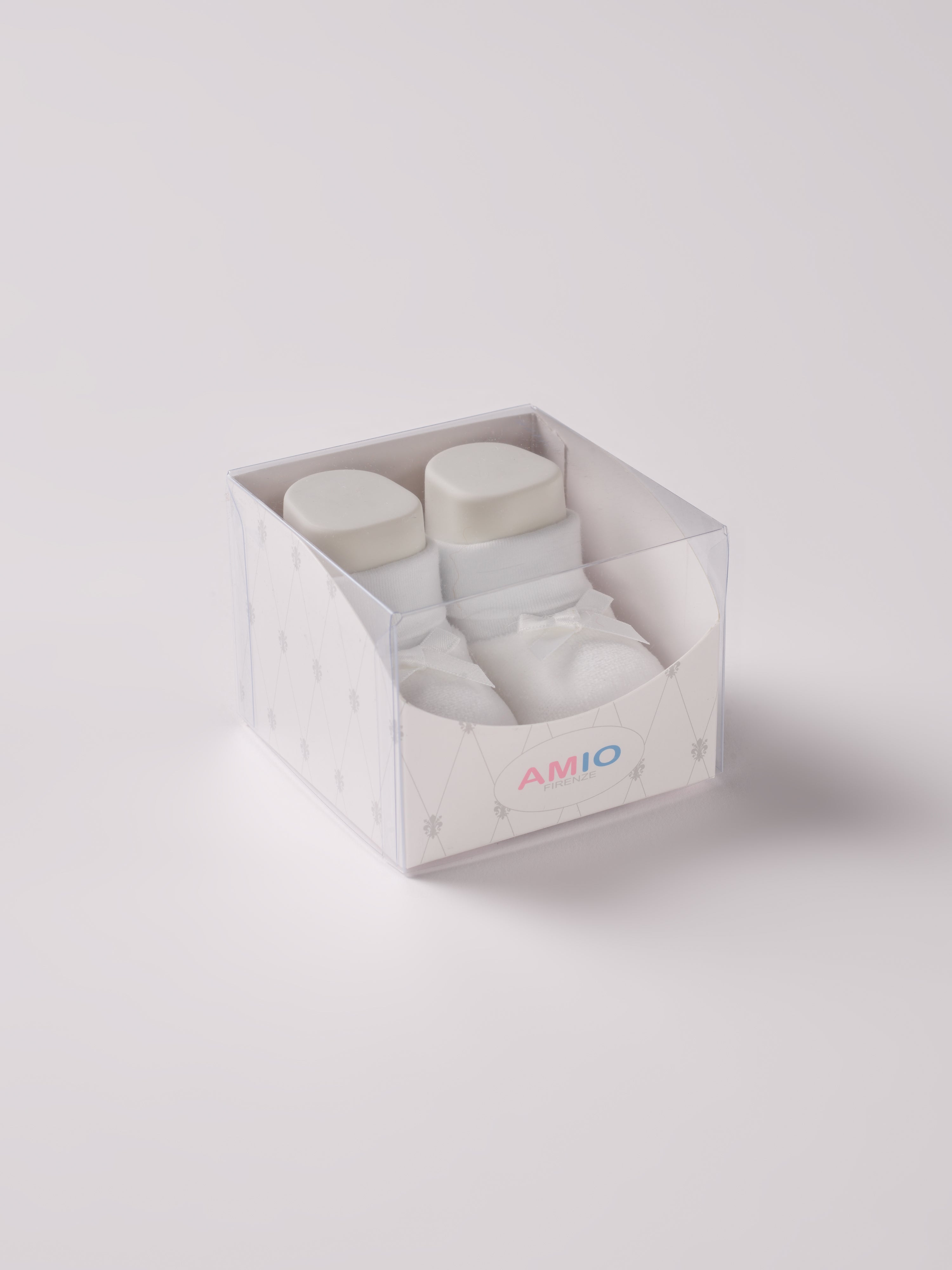 Die Baby Booties verfügen über niedliche Schleifen und eignen sich perfekt als Geschenk für Babypartys, als süße Schwangerschaftsankündigung für Freunde und Verwandte, als Accessoire für Taufen, Hochzeiten und Feierlichkeiten. Unsere Scarpine werden in einer ansprechenden Geschenkbox präsentiert.&nbsp;

Höchste Qualität, bestes Preis-Leistungs-Verhältnis MADE IN ITALY.