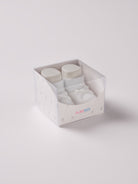 Die Baby Booties verfügen über niedliche Schleifen und eignen sich perfekt als Geschenk für Babypartys, als süße Schwangerschaftsankündigung für Freunde und Verwandte, als Accessoire für Taufen, Hochzeiten und Feierlichkeiten. Unsere Scarpine werden in einer ansprechenden Geschenkbox präsentiert.&nbsp;

Höchste Qualität, bestes Preis-Leistungs-Verhältnis MADE IN ITALY.