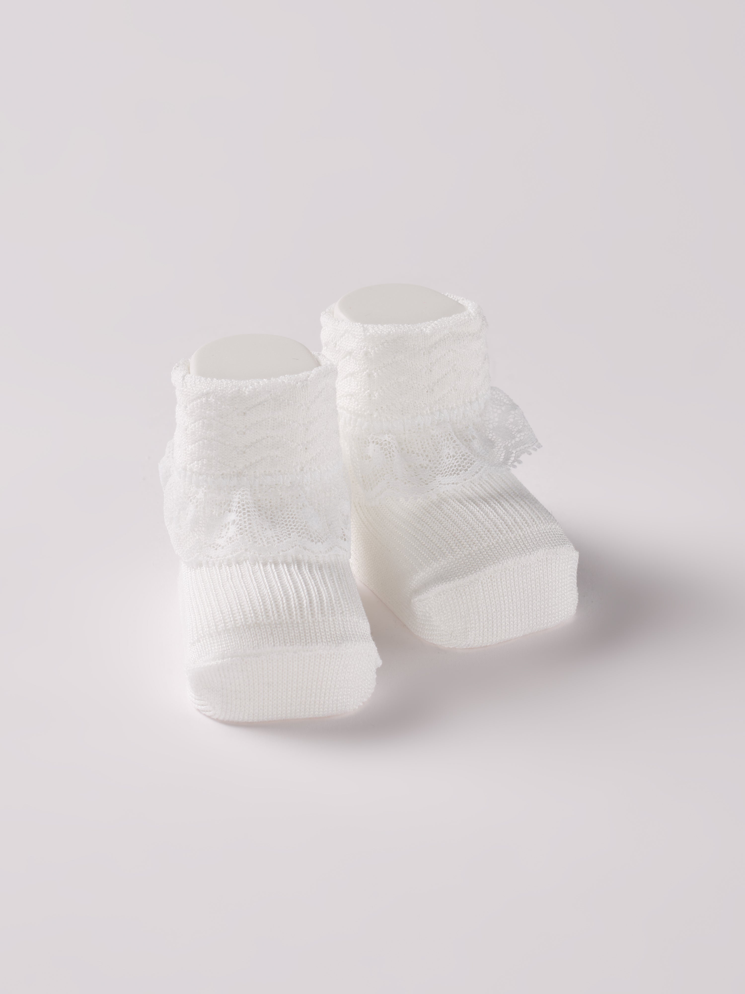Die weißen Baby Booties&nbsp;verfügen über niedliche Spitze und eignen sich perfekt als Geschenk für Babypartys, als süße Schwangerschaftsankündigung für Freunde und Verwandte, als Accessoire für Taufen, Hochzeiten und Feierlichkeiten. Unsere Scarpine werden in einer ansprechenden Geschenkbox präsentiert.&nbsp;

Höchste Qualität, bestes Preis-Leistungs-Verhältnis MADE IN ITALY.