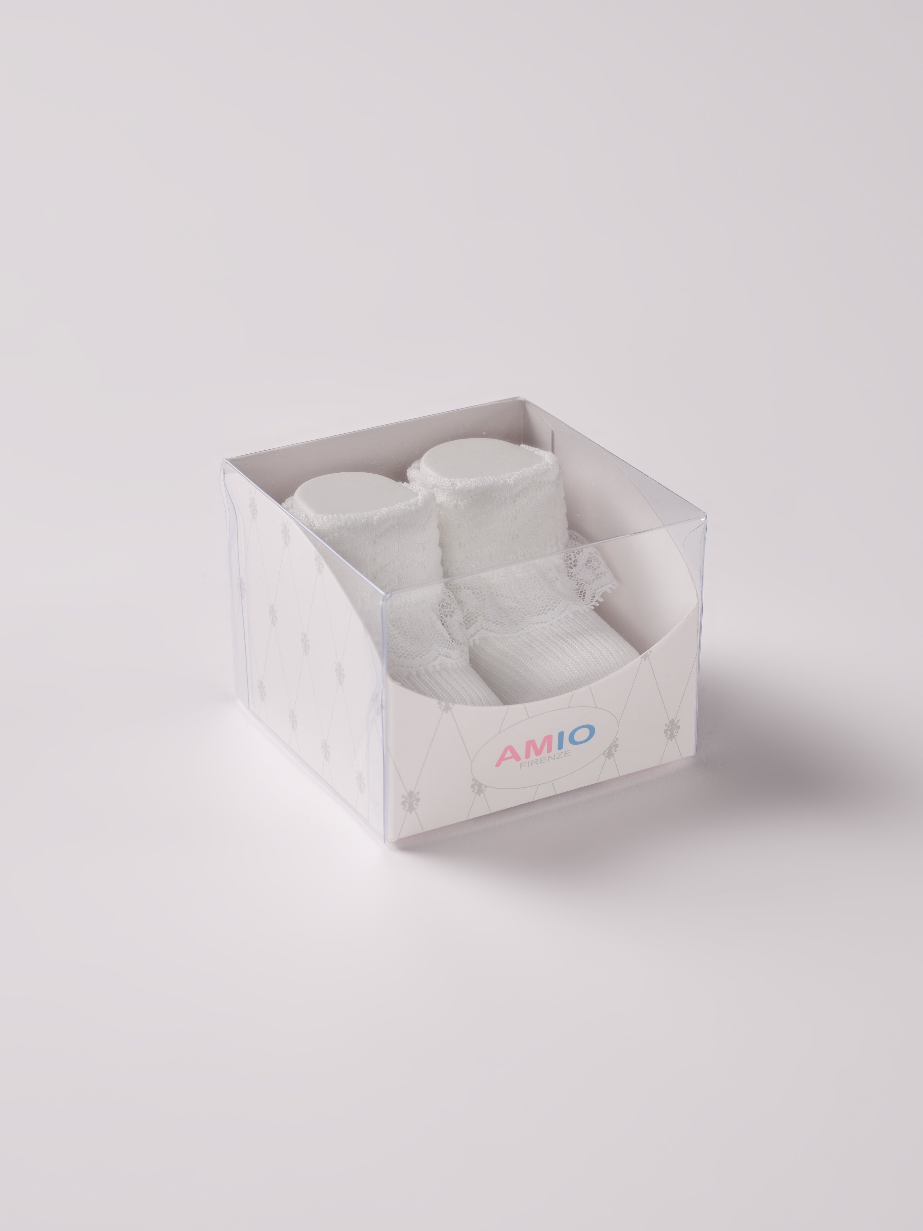 Die weißen Baby Booties&nbsp;verfügen über niedliche Spitze und eignen sich perfekt als Geschenk für Babypartys, als süße Schwangerschaftsankündigung für Freunde und Verwandte, als Accessoire für Taufen, Hochzeiten und Feierlichkeiten. Unsere Scarpine werden in einer ansprechenden Geschenkbox präsentiert.&nbsp;

Höchste Qualität, bestes Preis-Leistungs-Verhältnis MADE IN ITALY.