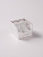 Die weißen Baby Booties&nbsp;verfügen über niedliche Spitze und eignen sich perfekt als Geschenk für Babypartys, als süße Schwangerschaftsankündigung für Freunde und Verwandte, als Accessoire für Taufen, Hochzeiten und Feierlichkeiten. Unsere Scarpine werden in einer ansprechenden Geschenkbox präsentiert.&nbsp;

Höchste Qualität, bestes Preis-Leistungs-Verhältnis MADE IN ITALY.