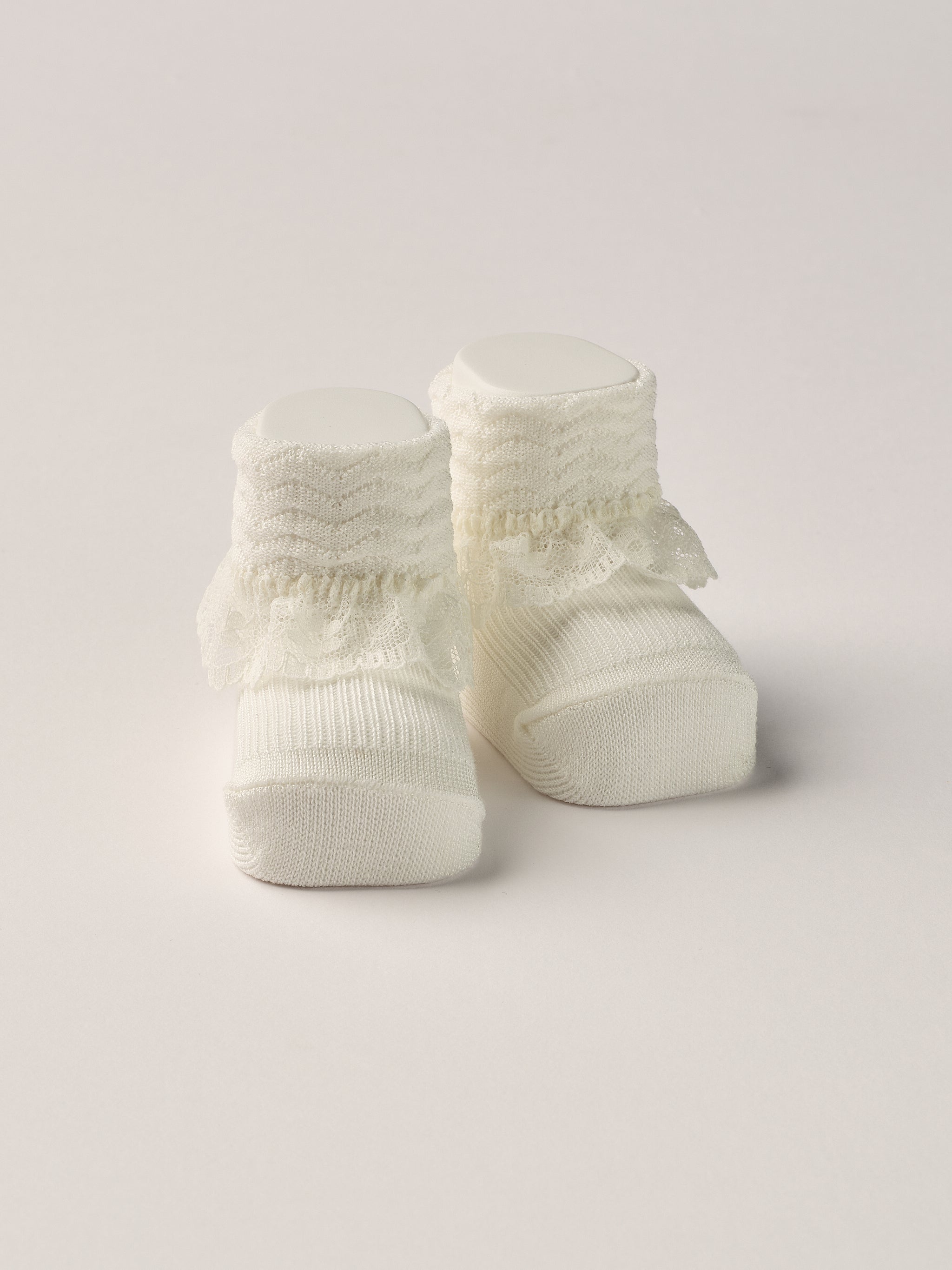 Die cremefarbigen Baby Booties verfügen über niedliche Spitze und eignen sich perfekt als Geschenk für Babypartys, als süße Schwangerschaftsankündigung für Freunde und Verwandte, als Accessoire für Taufen, Hochzeiten und Feierlichkeiten. Unsere Scarpine werden in einer ansprechenden Geschenkbox präsentiert.&nbsp;

Höchste Qualität, bestes Preis-Leistungs-Verhältnis MADE IN ITALY.