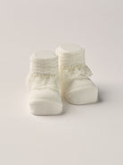 Die cremefarbigen Baby Booties verfügen über niedliche Spitze und eignen sich perfekt als Geschenk für Babypartys, als süße Schwangerschaftsankündigung für Freunde und Verwandte, als Accessoire für Taufen, Hochzeiten und Feierlichkeiten. Unsere Scarpine werden in einer ansprechenden Geschenkbox präsentiert.&nbsp;

Höchste Qualität, bestes Preis-Leistungs-Verhältnis MADE IN ITALY.