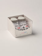Die grau gestreiften Baby Booties verfügen über eine niedliche eingewebte Botschaft und eignen sich perfekt als Geschenk für Babypartys oder als süße Schwangerschaftsankündigung für Freunde und Verwandte. Die feine Schnürung bietet besonderen Halt am Fuß. Unsere Scarpine werden in einer ansprechenden Geschenkbox präsentiert.&nbsp;

Höchste Qualität, bestes Preis-Leistungs-Verhältnis MADE IN ITALY.