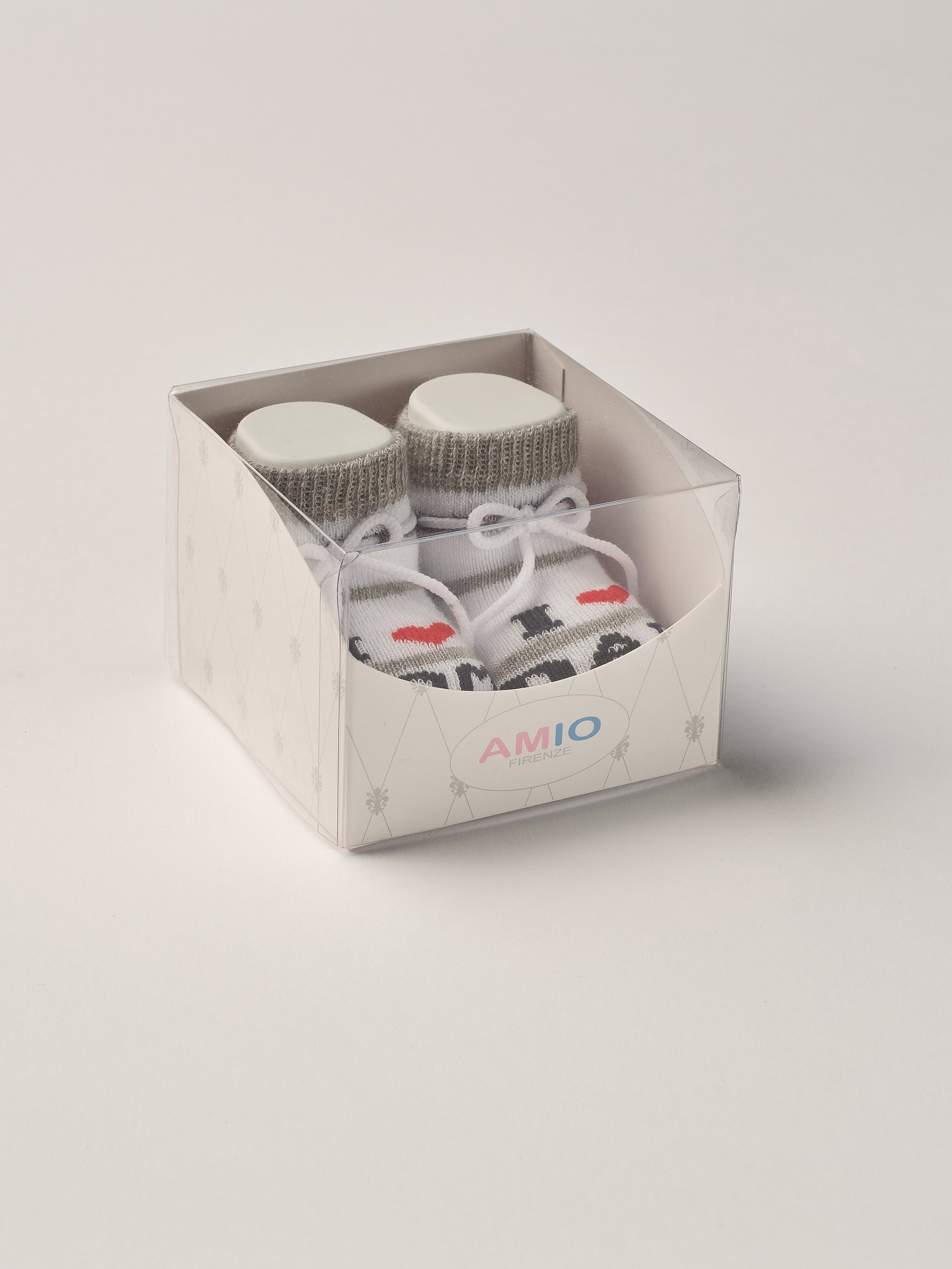 Die grau gestreiften Baby Booties verfügen über eine niedliche eingewebte Botschaft und eignen sich perfekt als Geschenk für Babypartys oder als süße Schwangerschaftsankündigung für Freunde und Verwandte. Die feine Schnürung bietet besonderen Halt am Fuß. Unsere Scarpine werden in einer ansprechenden Geschenkbox präsentiert.&nbsp;

Höchste Qualität, bestes Preis-Leistungs-Verhältnis MADE IN ITALY.