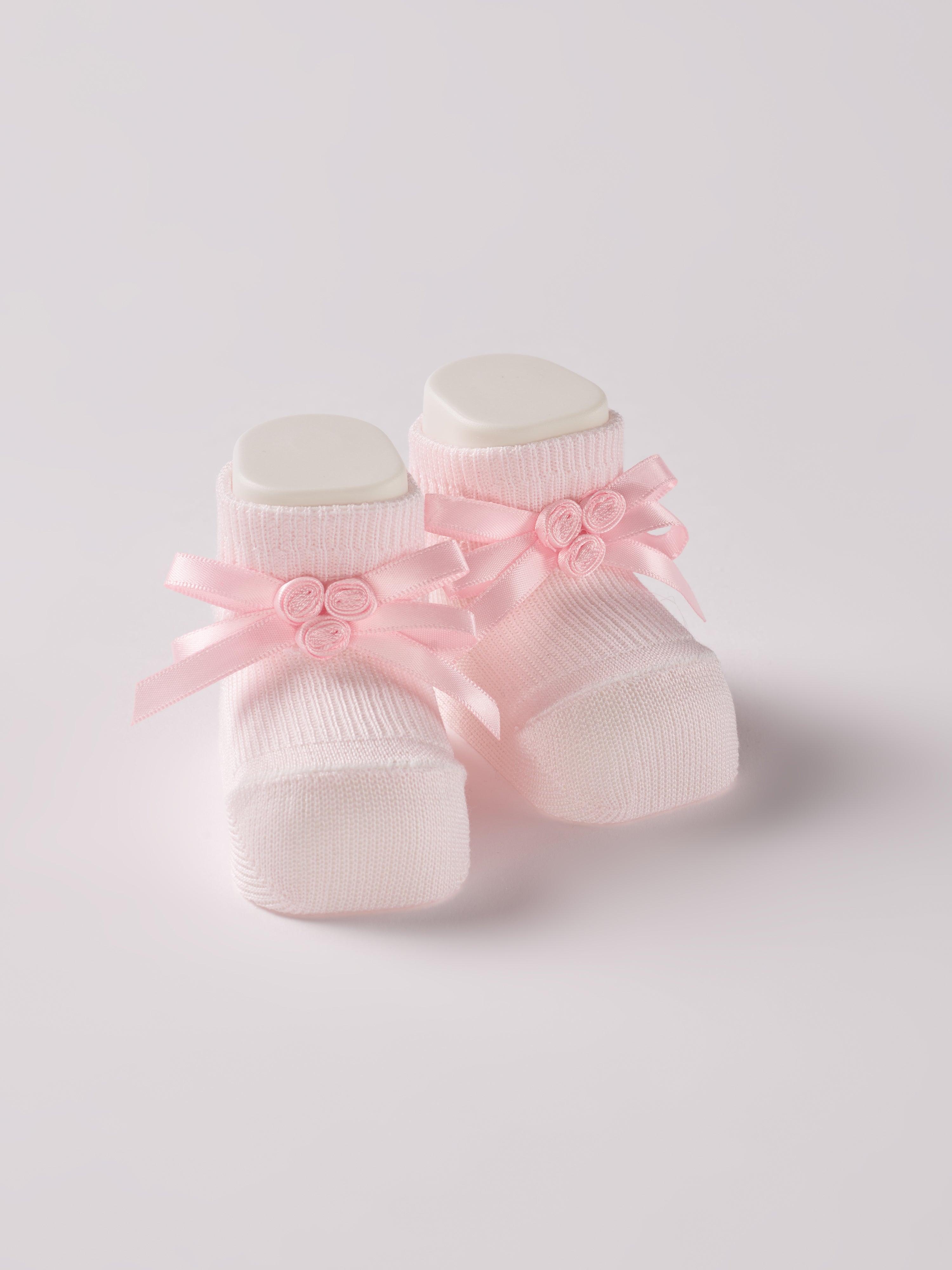 Die rosafarbigen Baby Booties mit Schleifen-Dekoration eignen sich perfekt als Geschenk für Babypartys oder als süße Schwangerschaftsankündigung für Freunde und Verwandte. Unsere Scarpine werden in einer ansprechenden Geschenkbox präsentiert.&nbsp;

Höchste Qualität, bestes Preis-Leistungs-Verhältnis MADE IN ITALY.