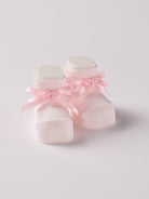 Die rosafarbigen Baby Booties mit Schleifen-Dekoration eignen sich perfekt als Geschenk für Babypartys oder als süße Schwangerschaftsankündigung für Freunde und Verwandte. Unsere Scarpine werden in einer ansprechenden Geschenkbox präsentiert.&nbsp;

Höchste Qualität, bestes Preis-Leistungs-Verhältnis MADE IN ITALY.