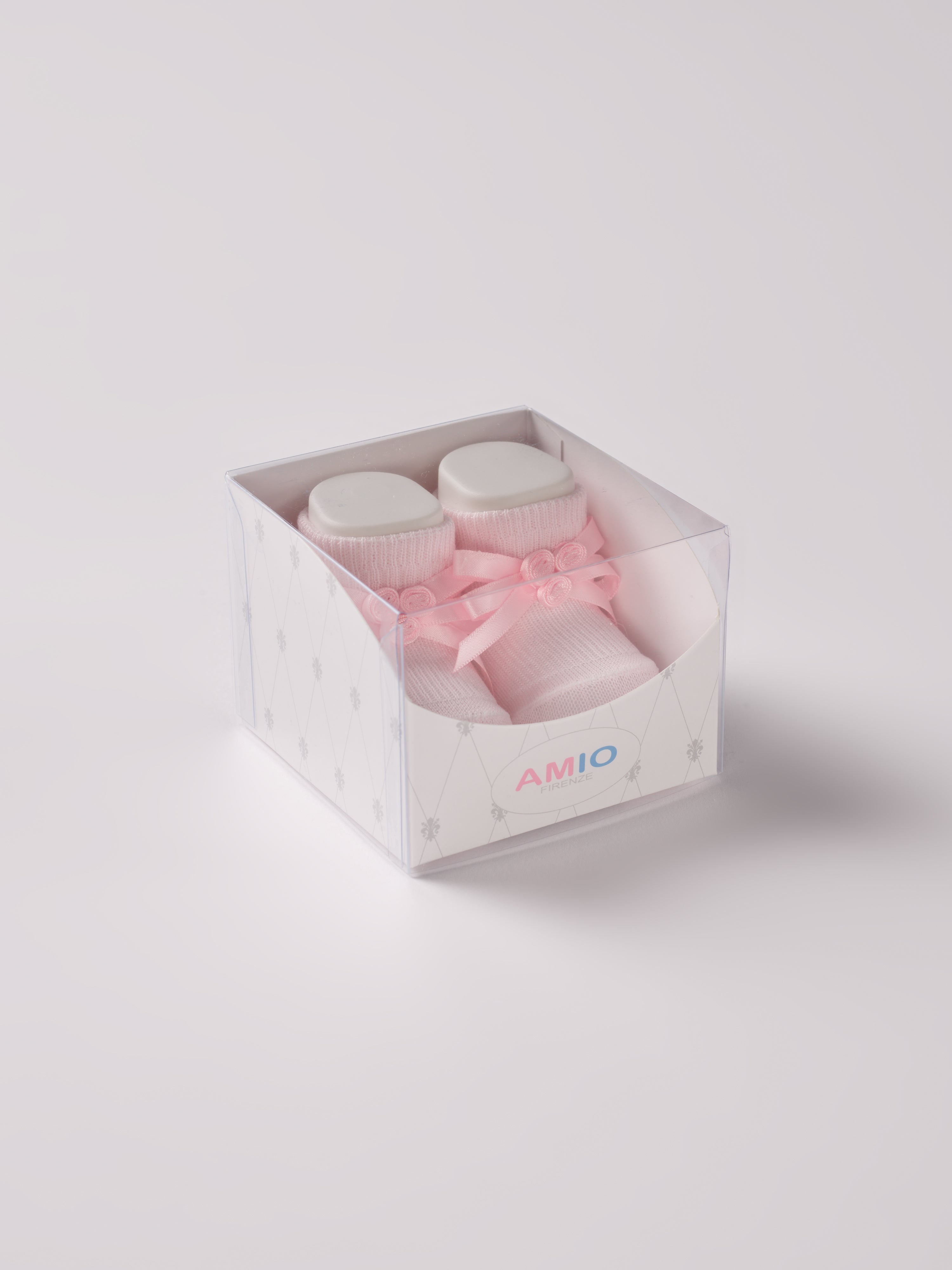 Die rosafarbigen Baby Booties mit Schleifen-Dekoration eignen sich perfekt als Geschenk für Babypartys oder als süße Schwangerschaftsankündigung für Freunde und Verwandte. Unsere Scarpine werden in einer ansprechenden Geschenkbox präsentiert.&nbsp;

Höchste Qualität, bestes Preis-Leistungs-Verhältnis MADE IN ITALY.