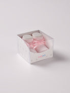 Die rosafarbigen Baby Booties mit Schleifen-Dekoration eignen sich perfekt als Geschenk für Babypartys oder als süße Schwangerschaftsankündigung für Freunde und Verwandte. Unsere Scarpine werden in einer ansprechenden Geschenkbox präsentiert.&nbsp;

Höchste Qualität, bestes Preis-Leistungs-Verhältnis MADE IN ITALY.