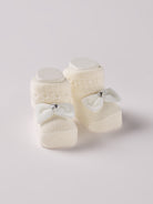 Die cremefarbigen Strick Baby Booties mit Schleifchen und Herz-Dekoration von AMIO Firenze eignen sich perfekt als Geschenk für Babypartys oder als süße Ankündigung für Freunde und Verwandte. Unsere Scarpine werden in einer ansprechenden Geschenkbox präsentiert.

Höchste Qualität, bestes Preis-Leistungs-Verhältnis MADE IN ITALY.