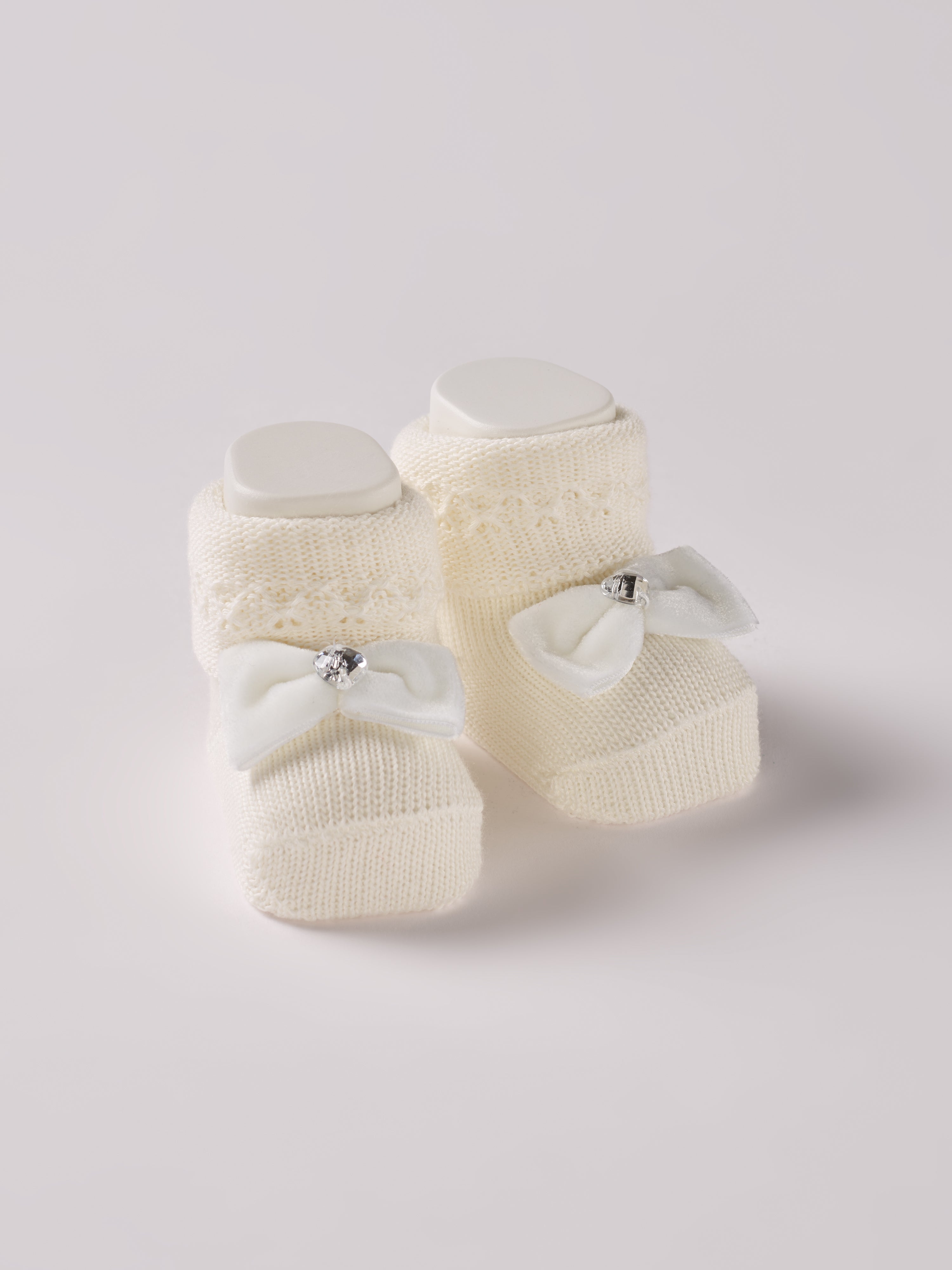Die cremefarbigen Strick Baby Booties mit Schleifchen und Herz-Dekoration von AMIO Firenze eignen sich perfekt als Geschenk für Babypartys oder als süße Ankündigung für Freunde und Verwandte. Unsere Scarpine werden in einer ansprechenden Geschenkbox präsentiert.

Höchste Qualität, bestes Preis-Leistungs-Verhältnis MADE IN ITALY.