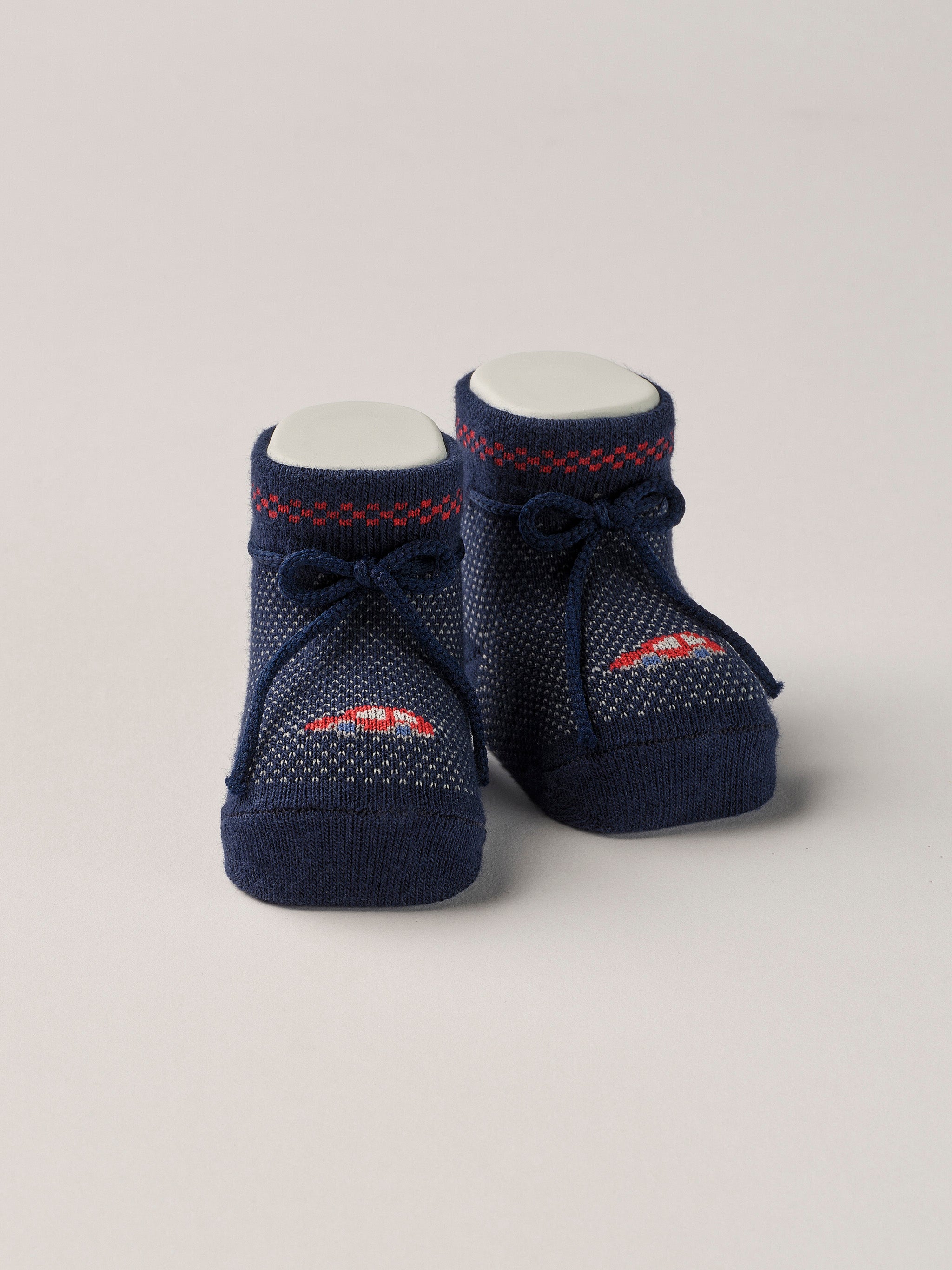 Die Baby Booties mit eingewebten Autos eignen sich perfekt als Geschenk für Babypartys oder als süße Schwangerschaftsankündigung für Freunde und Verwandte. Die feine Schnürung bietet besonderen Halt am Fuß. Unsere Scarpine werden in einer ansprechenden Geschenkbox präsentiert.&nbsp;

Höchste Qualität, bestes Preis-Leistungs-Verhältnis MADE IN ITALY.