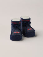 Die Baby Booties mit eingewebten Autos eignen sich perfekt als Geschenk für Babypartys oder als süße Schwangerschaftsankündigung für Freunde und Verwandte. Die feine Schnürung bietet besonderen Halt am Fuß. Unsere Scarpine werden in einer ansprechenden Geschenkbox präsentiert.&nbsp;

Höchste Qualität, bestes Preis-Leistungs-Verhältnis MADE IN ITALY.