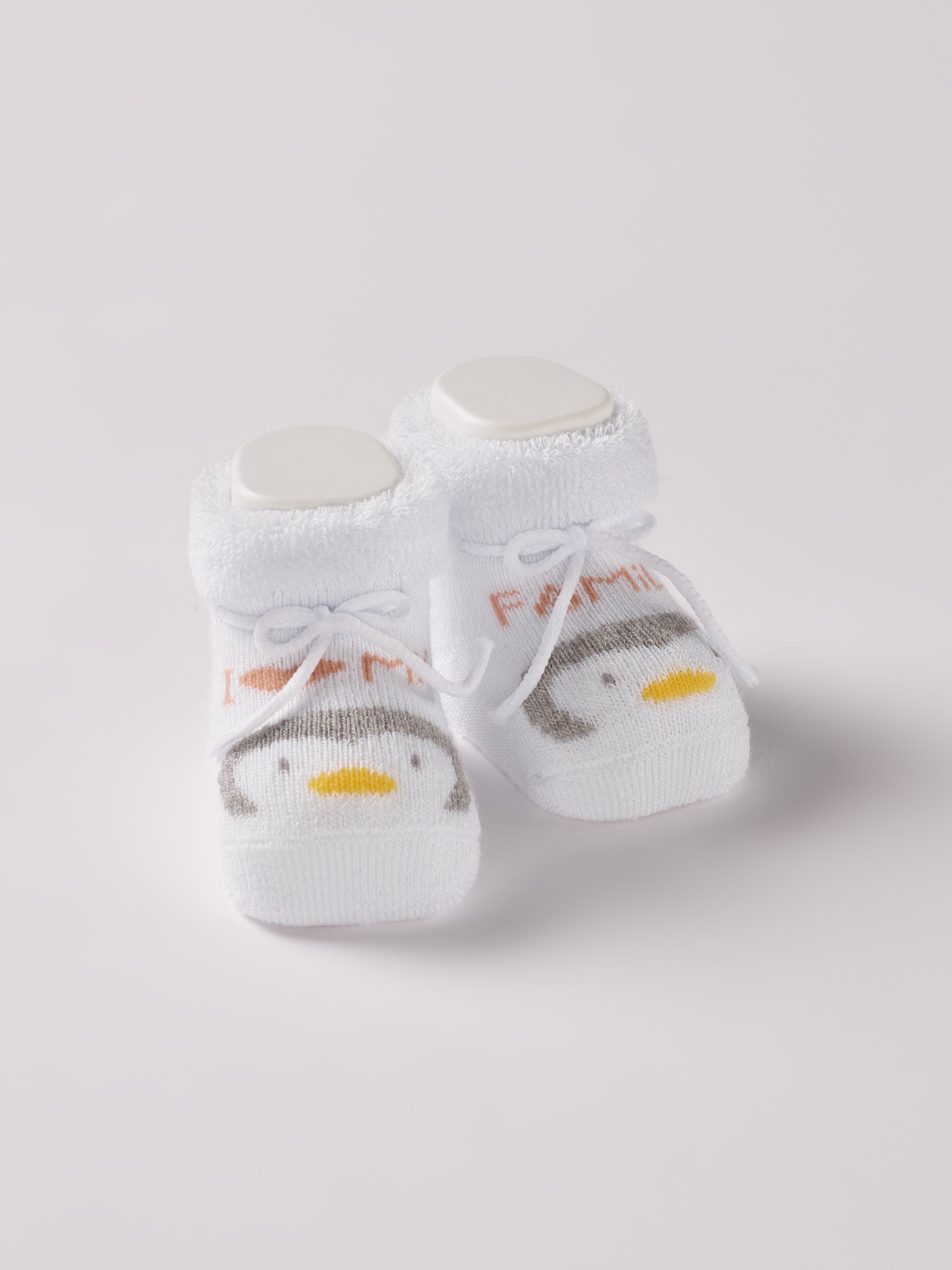 Die flauschigen Baby Booties&nbsp;verfügen über eine niedliche eingewebte Botschaft. Sie eignen sich perfekt als Geschenk für Babypartys oder als süße Schwangerschaftsankündigung für Freunde und Verwandte.&nbsp;Die feine Schnürung bietet besonderen Halt am Fuß und die eingewebten Pinguin Muster verleihen den AMIO Firenze Scarpine eine verspielte Note. Unsere Scarpine werden in einer ansprechenden Geschenkbox präsentiert.&nbsp;

Höchste Qualität, bestes Preis-Leistungs-Verhältnis MADE IN ITALY.