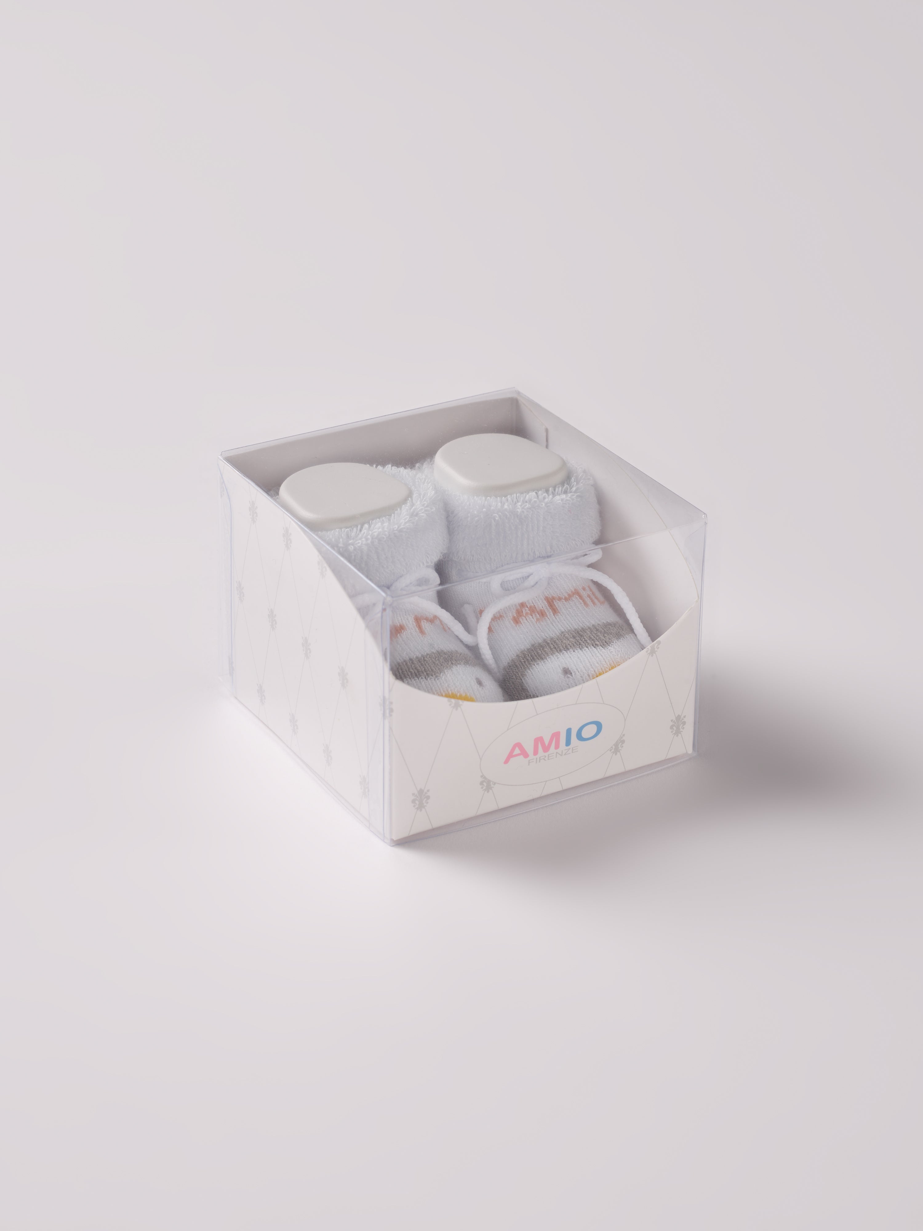 Die flauschigen Baby Booties&nbsp;verfügen über eine niedliche eingewebte Botschaft. Sie eignen sich perfekt als Geschenk für Babypartys oder als süße Schwangerschaftsankündigung für Freunde und Verwandte.&nbsp;Die feine Schnürung bietet besonderen Halt am Fuß und die eingewebten Pinguin Muster verleihen den AMIO Firenze Scarpine eine verspielte Note. Unsere Scarpine werden in einer ansprechenden Geschenkbox präsentiert.&nbsp;

Höchste Qualität, bestes Preis-Leistungs-Verhältnis MADE IN ITALY.