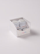 Die flauschigen Baby Booties&nbsp;verfügen über eine niedliche eingewebte Botschaft. Sie eignen sich perfekt als Geschenk für Babypartys oder als süße Schwangerschaftsankündigung für Freunde und Verwandte.&nbsp;Die feine Schnürung bietet besonderen Halt am Fuß und die eingewebten Pinguin Muster verleihen den AMIO Firenze Scarpine eine verspielte Note. Unsere Scarpine werden in einer ansprechenden Geschenkbox präsentiert.&nbsp;

Höchste Qualität, bestes Preis-Leistungs-Verhältnis MADE IN ITALY.