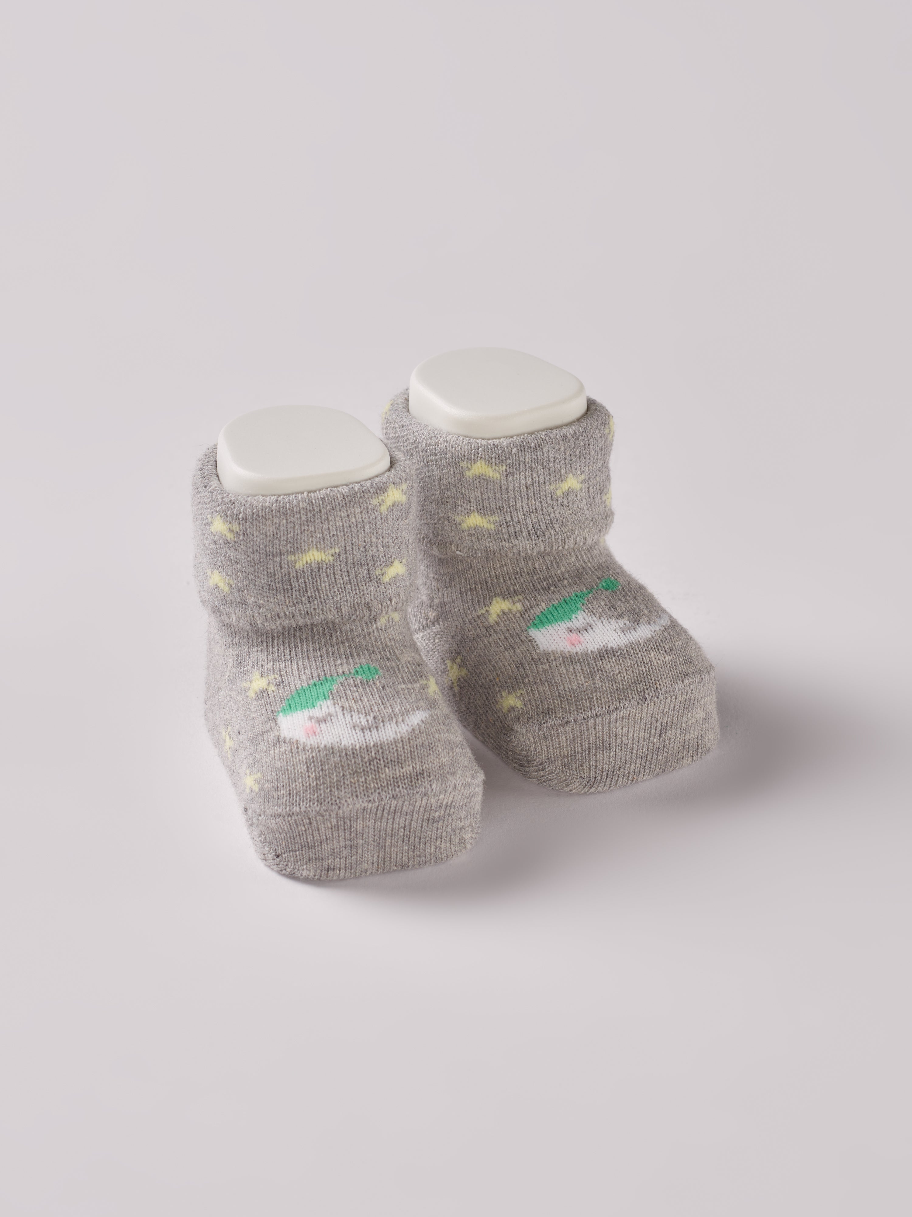 Die grauen Baby Booties&nbsp;verfügen über eingewebte Halbmonde und eignen sich perfekt als Geschenk für Babypartys oder als süße Schwangerschaftsankündigung für Freunde und Verwandte. Unsere Scarpine werden in einer ansprechenden Geschenkbox präsentiert.&nbsp;

Höchste Qualität, bestes Preis-Leistungs-Verhältnis MADE IN ITALY.