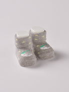 Die grauen Baby Booties&nbsp;verfügen über eingewebte Halbmonde und eignen sich perfekt als Geschenk für Babypartys oder als süße Schwangerschaftsankündigung für Freunde und Verwandte. Unsere Scarpine werden in einer ansprechenden Geschenkbox präsentiert.&nbsp;

Höchste Qualität, bestes Preis-Leistungs-Verhältnis MADE IN ITALY.