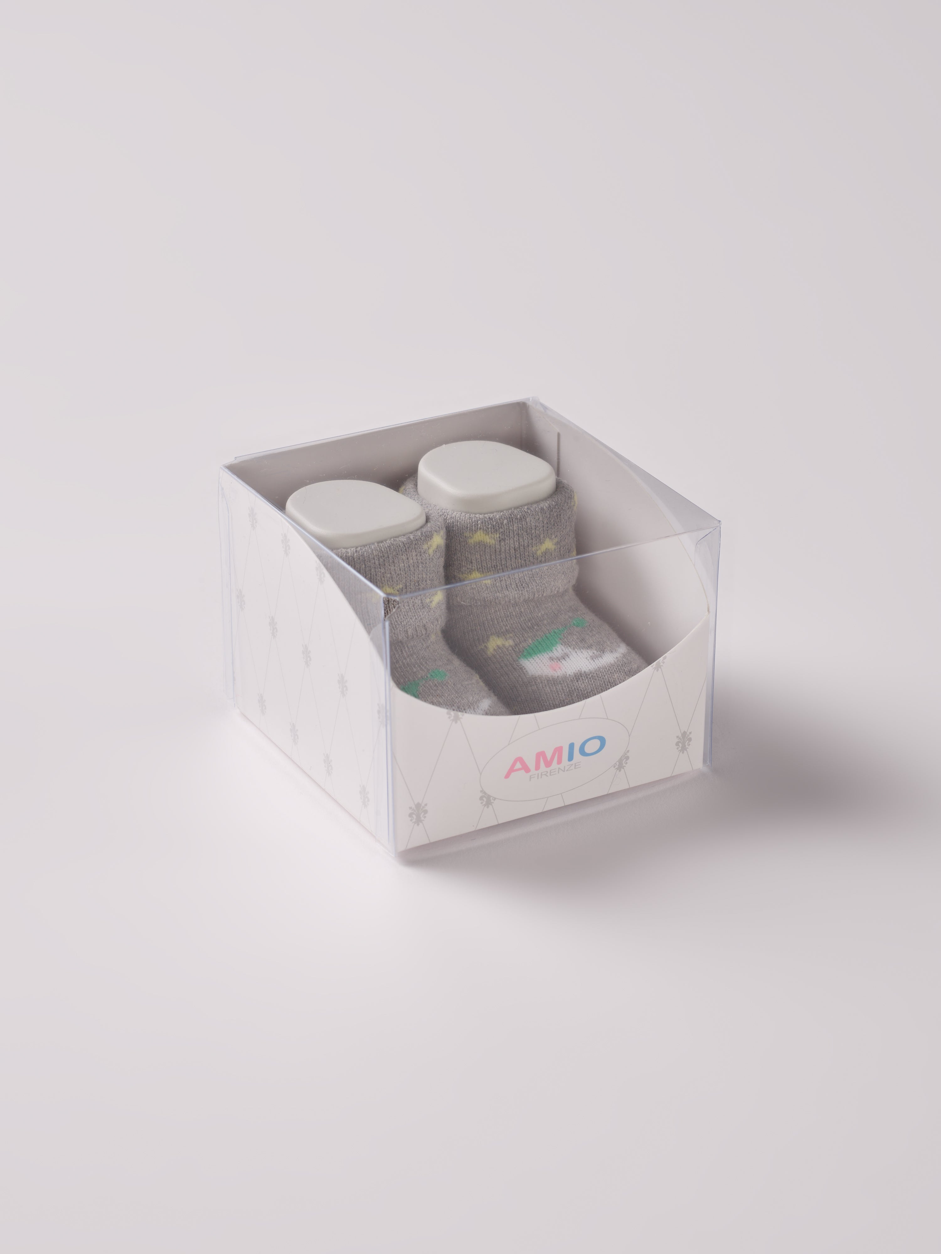 Die grauen Baby Booties&nbsp;verfügen über eingewebte Halbmonde und eignen sich perfekt als Geschenk für Babypartys oder als süße Schwangerschaftsankündigung für Freunde und Verwandte. Unsere Scarpine werden in einer ansprechenden Geschenkbox präsentiert.&nbsp;

Höchste Qualität, bestes Preis-Leistungs-Verhältnis MADE IN ITALY.