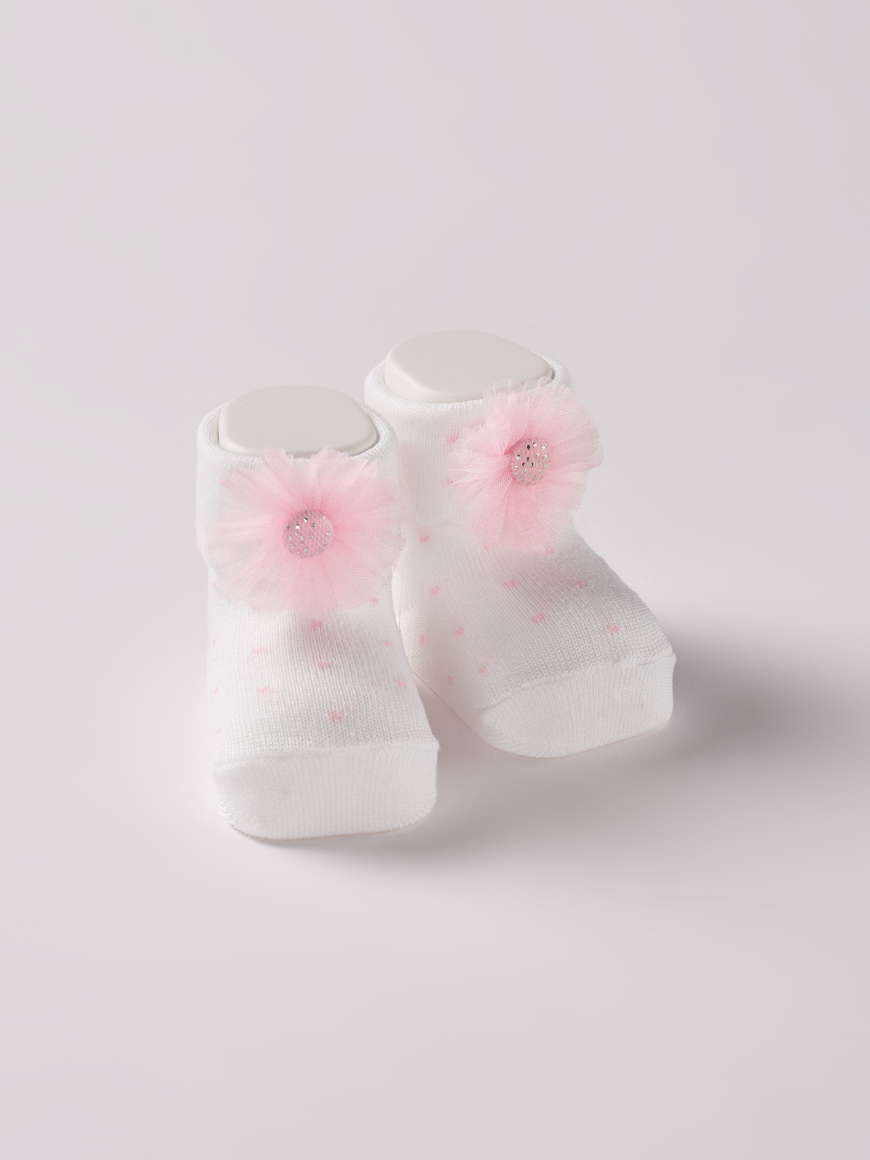 Die weißen Baby Booties mit rosafarbenen Punkten und Tüll-Blumen eignen sich perfekt als Geschenk für Babypartys oder als süße Schwangerschaftsankündigung für Freunde und Verwandte. Unsere Scarpine werden in einer ansprechenden Geschenkbox präsentiert.&nbsp;

Höchste Qualität, bestes Preis-Leistungs-Verhältnis MADE IN ITALY.