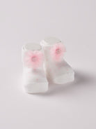 Die weißen Baby Booties mit rosafarbenen Punkten und Tüll-Blumen eignen sich perfekt als Geschenk für Babypartys oder als süße Schwangerschaftsankündigung für Freunde und Verwandte. Unsere Scarpine werden in einer ansprechenden Geschenkbox präsentiert.&nbsp;

Höchste Qualität, bestes Preis-Leistungs-Verhältnis MADE IN ITALY.