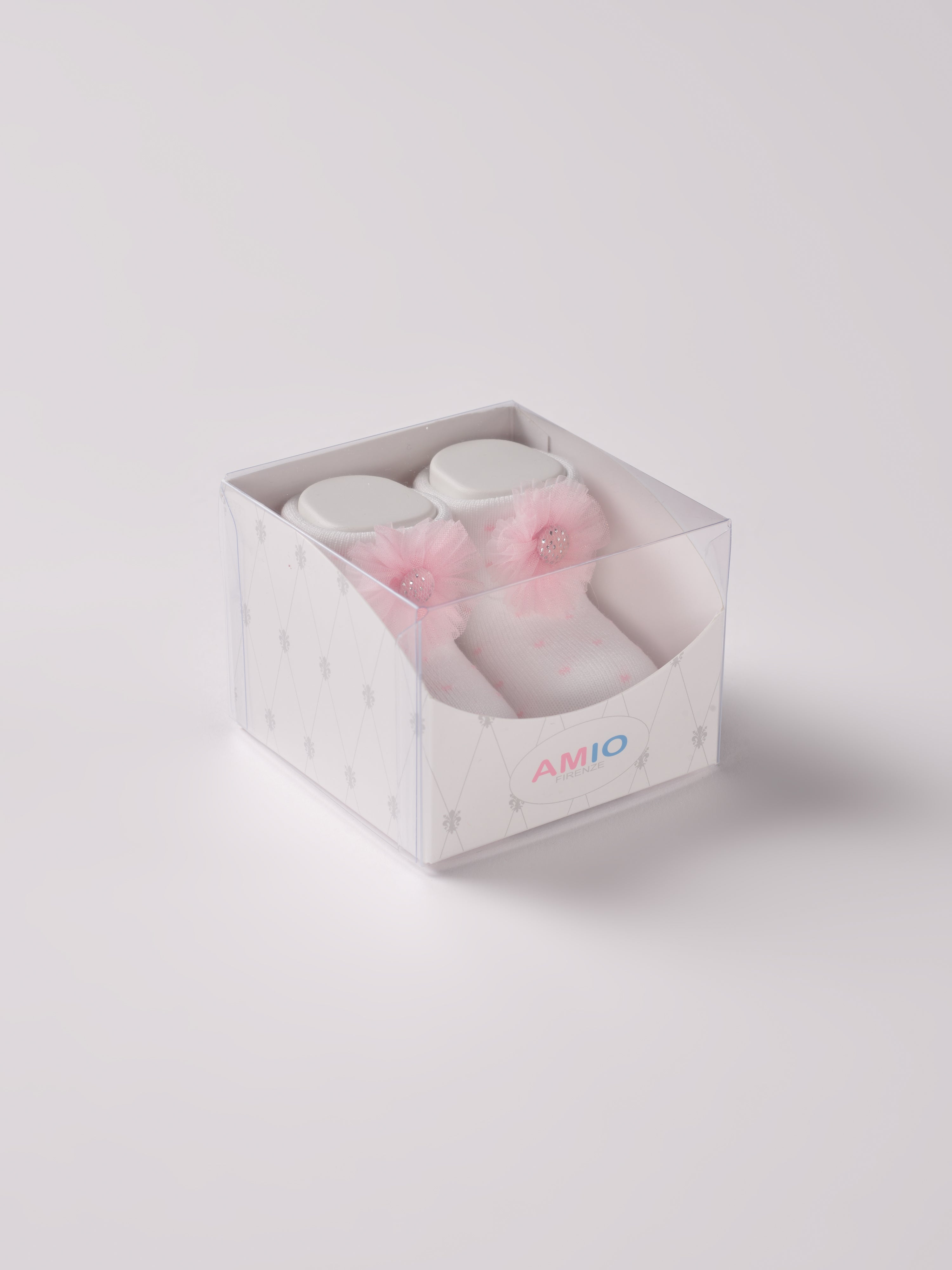 Die weißen Baby Booties mit rosafarbenen Punkten und Tüll-Blumen eignen sich perfekt als Geschenk für Babypartys oder als süße Schwangerschaftsankündigung für Freunde und Verwandte. Unsere Scarpine werden in einer ansprechenden Geschenkbox präsentiert.&nbsp;

Höchste Qualität, bestes Preis-Leistungs-Verhältnis MADE IN ITALY.