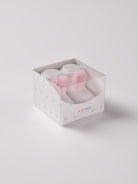 Die weißen Baby Booties mit rosafarbenen Punkten und Tüll-Blumen eignen sich perfekt als Geschenk für Babypartys oder als süße Schwangerschaftsankündigung für Freunde und Verwandte. Unsere Scarpine werden in einer ansprechenden Geschenkbox präsentiert.&nbsp;

Höchste Qualität, bestes Preis-Leistungs-Verhältnis MADE IN ITALY.