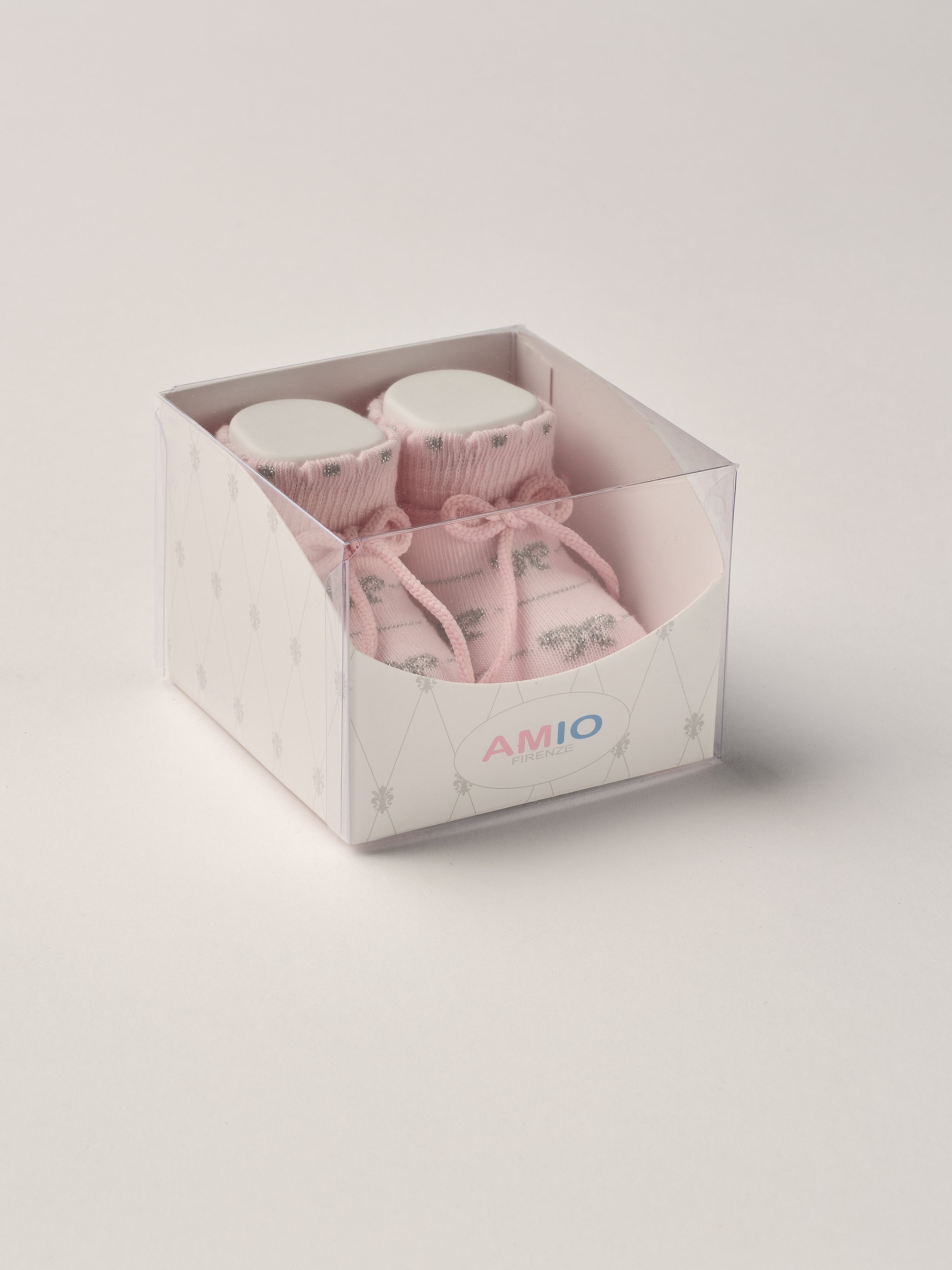 Die rosafarbigen Baby Booties mit eingewebten Schleifen und glänzenden Fäden eignen sich perfekt als Geschenk für Babypartys oder als süße Schwangerschaftsankündigung für Freunde und Verwandte. Die feine Schnürung bietet besonderen Halt am Fuß. Unsere Scarpine werden in einer ansprechenden Geschenkbox präsentiert.&nbsp;

Höchste Qualität, bestes Preis-Leistungs-Verhältnis MADE IN ITALY.