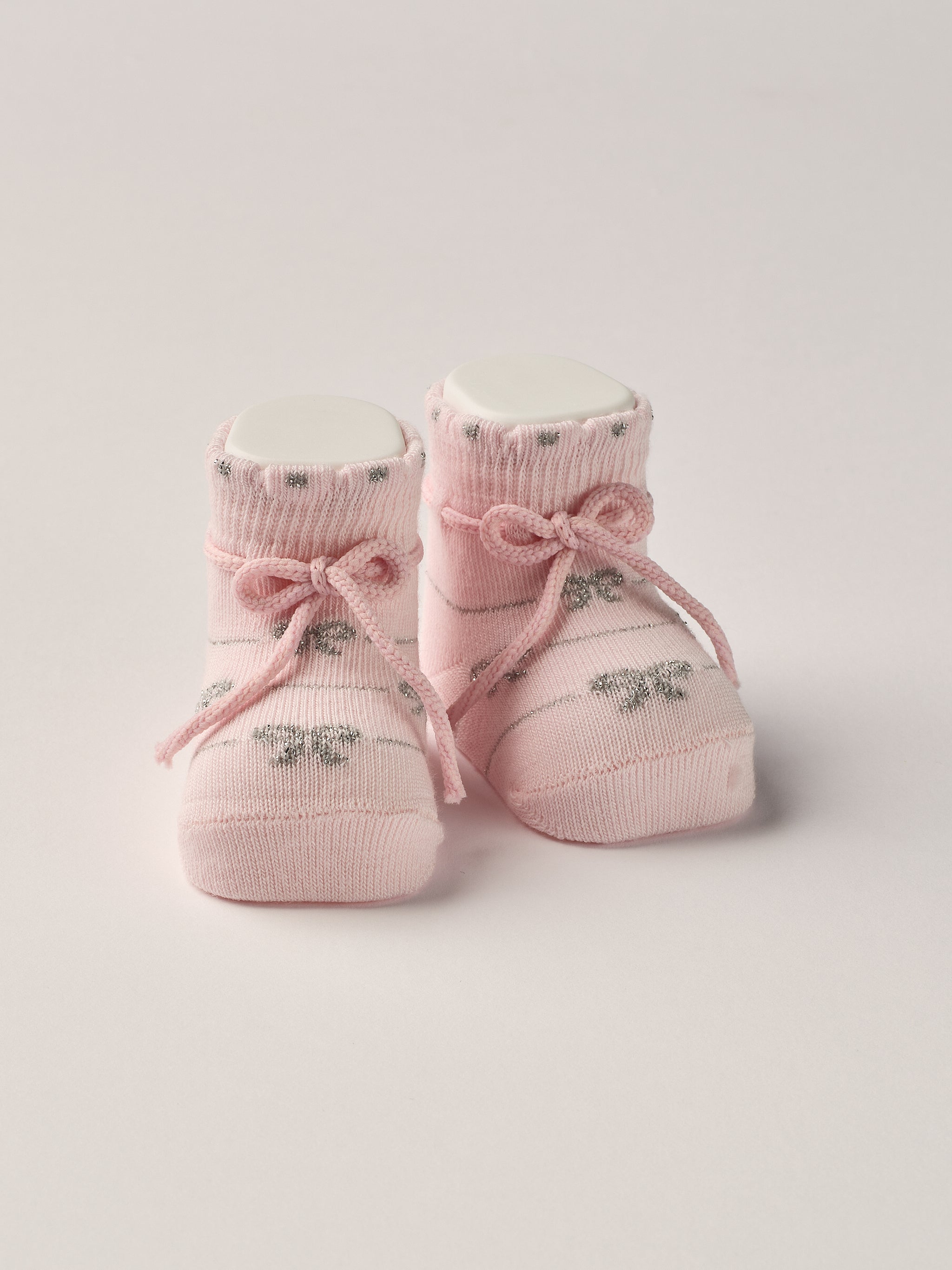 Die rosafarbigen Baby Booties mit eingewebten Schleifen und glänzenden Fäden eignen sich perfekt als Geschenk für Babypartys oder als süße Schwangerschaftsankündigung für Freunde und Verwandte. Die feine Schnürung bietet besonderen Halt am Fuß. Unsere Scarpine werden in einer ansprechenden Geschenkbox präsentiert.&nbsp;

Höchste Qualität, bestes Preis-Leistungs-Verhältnis MADE IN ITALY.