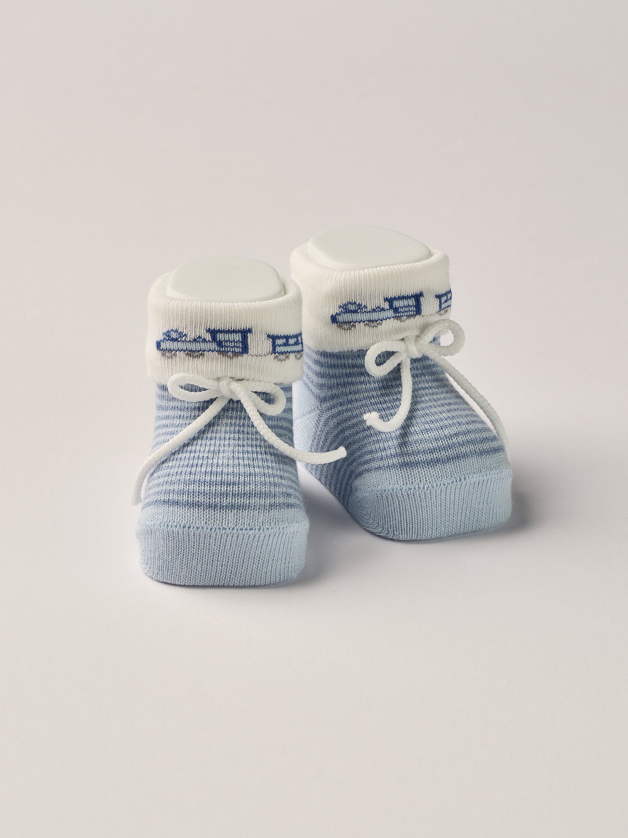 Die gestreiften Baby Booties&nbsp;verfügen über eingewebte Lokomotiven und eignen sich perfekt als Geschenk für Babypartys oder als süße Schwangerschaftsankündigung für Freunde und Verwandte. Die feine Schnürung bietet besonderen Halt am Fuß. Unsere Scarpine werden in einer ansprechenden Geschenkbox präsentiert.&nbsp;

Höchste Qualität, bestes Preis-Leistungs-Verhältnis MADE IN ITALY.