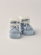 Die gestreiften Baby Booties&nbsp;verfügen über eingewebte Lokomotiven und eignen sich perfekt als Geschenk für Babypartys oder als süße Schwangerschaftsankündigung für Freunde und Verwandte. Die feine Schnürung bietet besonderen Halt am Fuß. Unsere Scarpine werden in einer ansprechenden Geschenkbox präsentiert.&nbsp;

Höchste Qualität, bestes Preis-Leistungs-Verhältnis MADE IN ITALY.