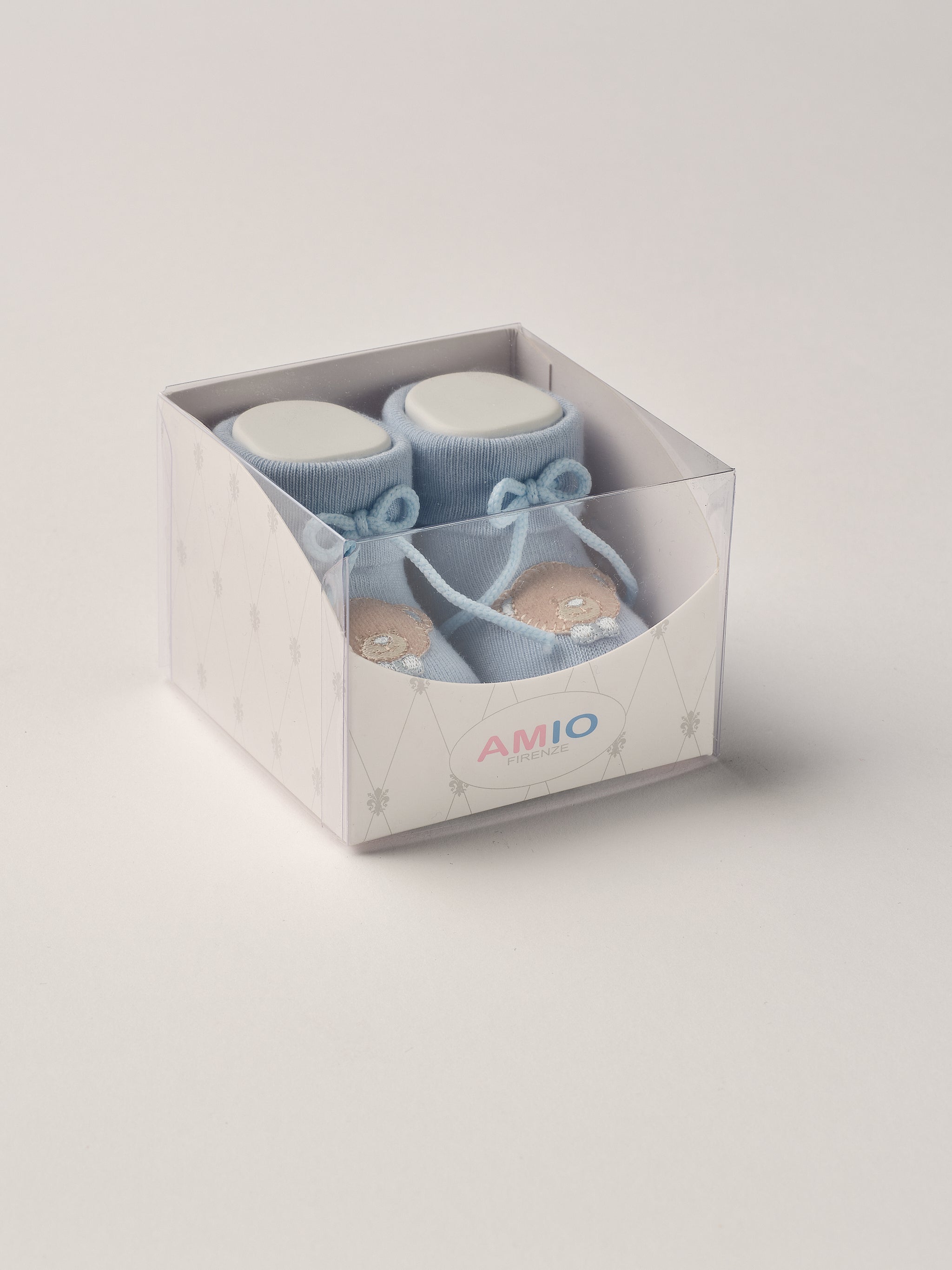 Die Baby Booties verfügen über eine niedliche Bärchen-Applikation und eignen sich perfekt als Geschenk für Babypartys oder als süße Schwangerschaftsankündigung für Freunde und Verwandte. Die feine Schnürung bietet besonderen Halt am Fuß. Unsere Scarpine werden in einer ansprechenden Geschenkbox präsentiert.&nbsp;

Höchste Qualität, bestes Preis-Leistungs-Verhältnis MADE IN ITALY.