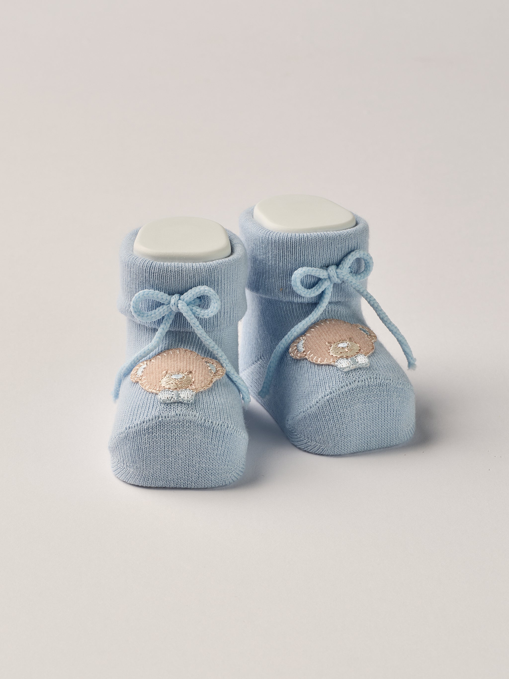 Die Baby Booties verfügen über eine niedliche Bärchen-Applikation und eignen sich perfekt als Geschenk für Babypartys oder als süße Schwangerschaftsankündigung für Freunde und Verwandte. Die feine Schnürung bietet besonderen Halt am Fuß. Unsere Scarpine werden in einer ansprechenden Geschenkbox präsentiert.&nbsp;

Höchste Qualität, bestes Preis-Leistungs-Verhältnis MADE IN ITALY.