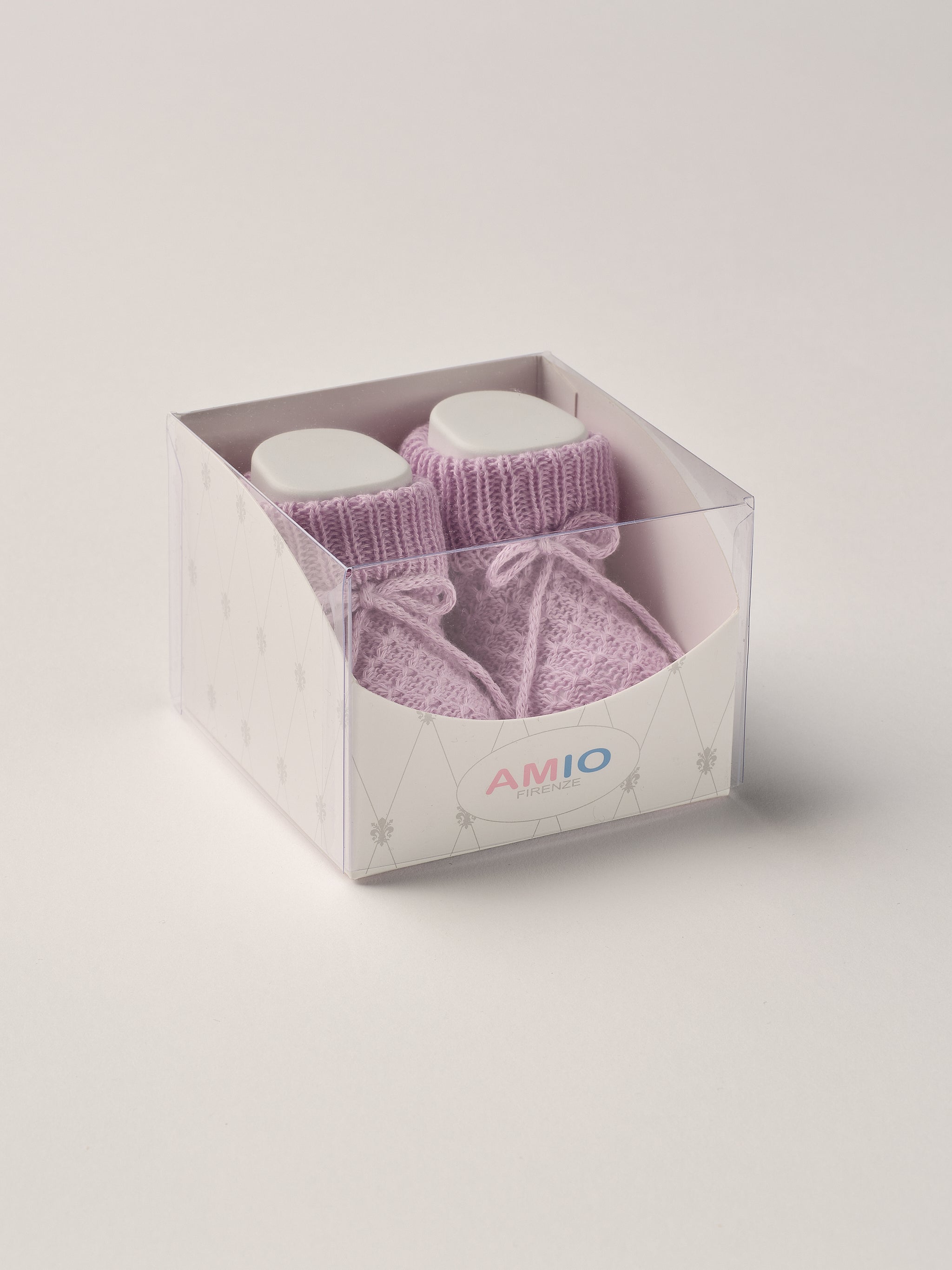 Die eleganten Strick Baby Booties aus Baumwolle von AMIO Firenze eignen sich perfekt als Geschenk für Babypartys oder als süße Schwangerschaftsankündigung für Freunde und Verwandte. Die feine Schnürung bietet besonderen Halt am Fuß. Der edle Strick verleiht den Scarpine eine luxuriöse Note, sodass sie sich als perfektes Accessoire auf einem Strampler eignen. Unsere Scarpine werden in einer ansprechenden Geschenkbox präsentiert.

Höchste Qualität, bestes Preis-Leistungs-Verhältnis MADE IN ITALY.